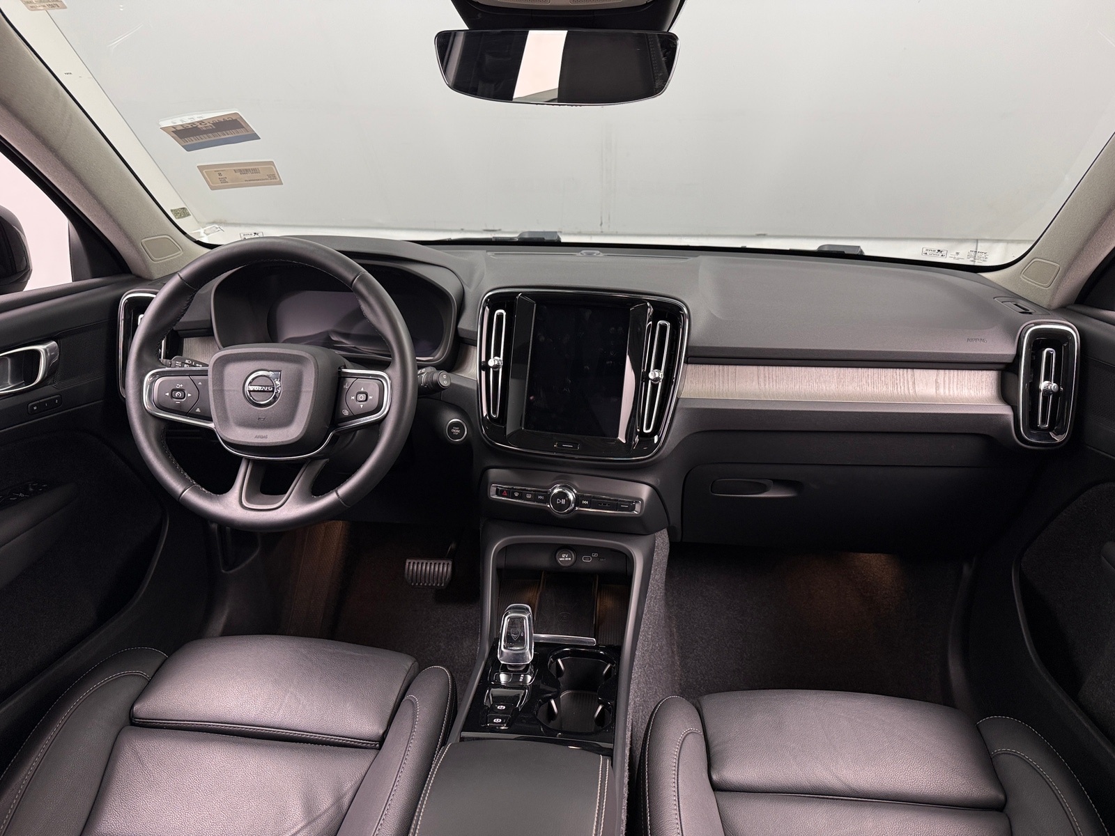 Thumbnail: 2025 Volvo XC40 - 3