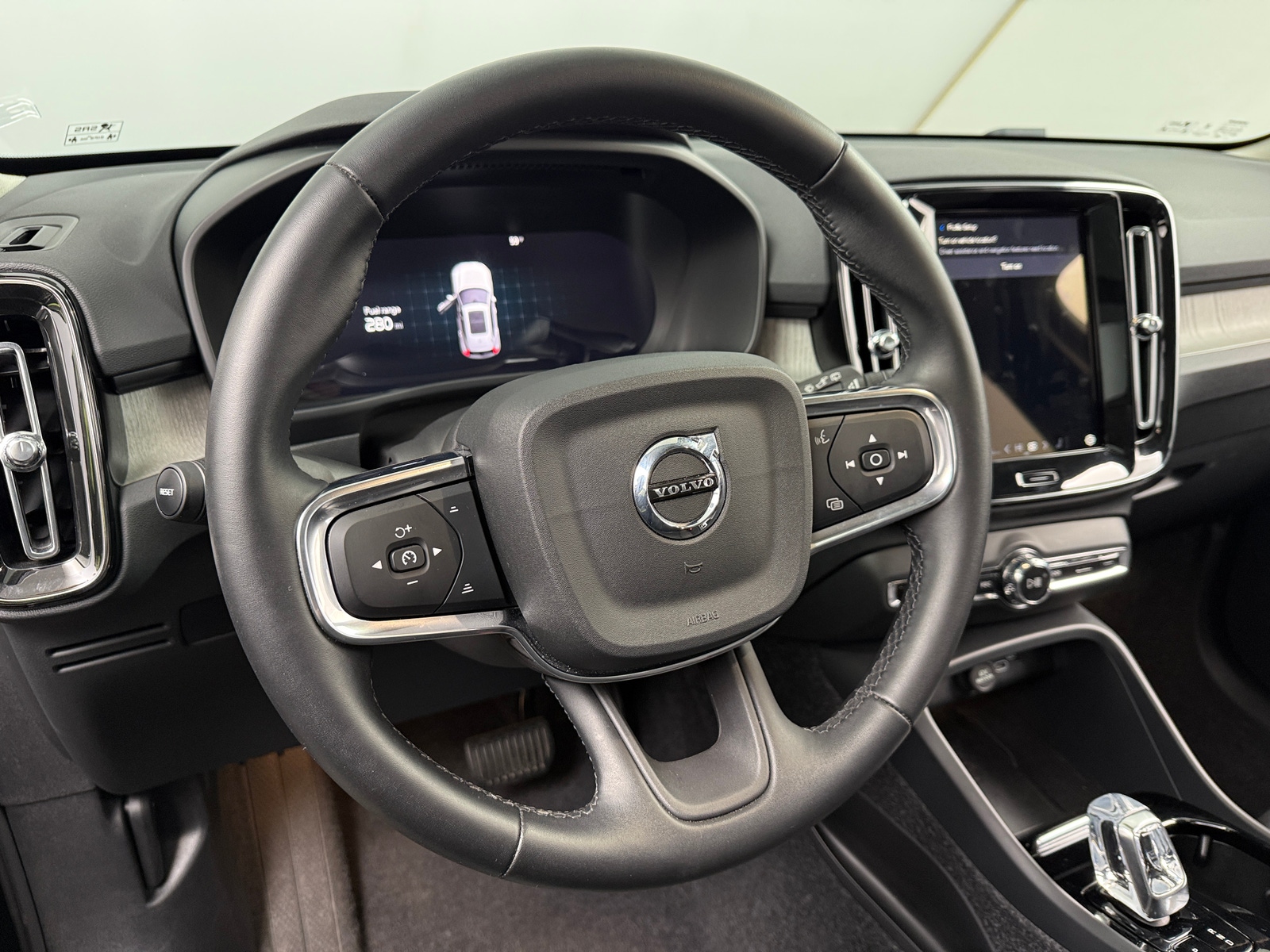 Thumbnail: 2025 Volvo XC40 - 5