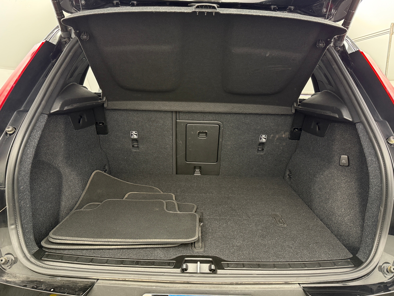 Thumbnail: 2025 Volvo XC40 - 7