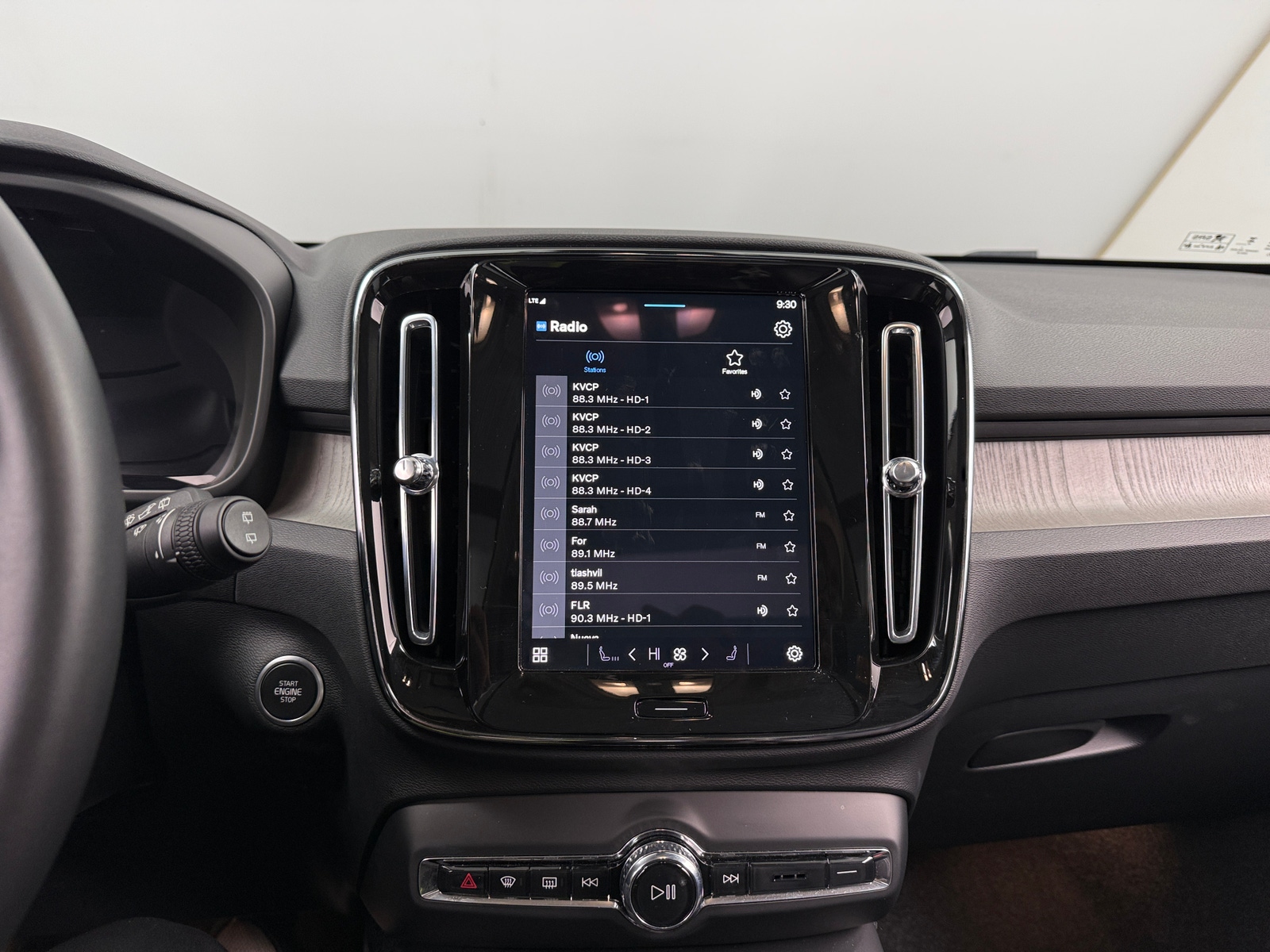 Thumbnail: 2025 Volvo XC40 - 4