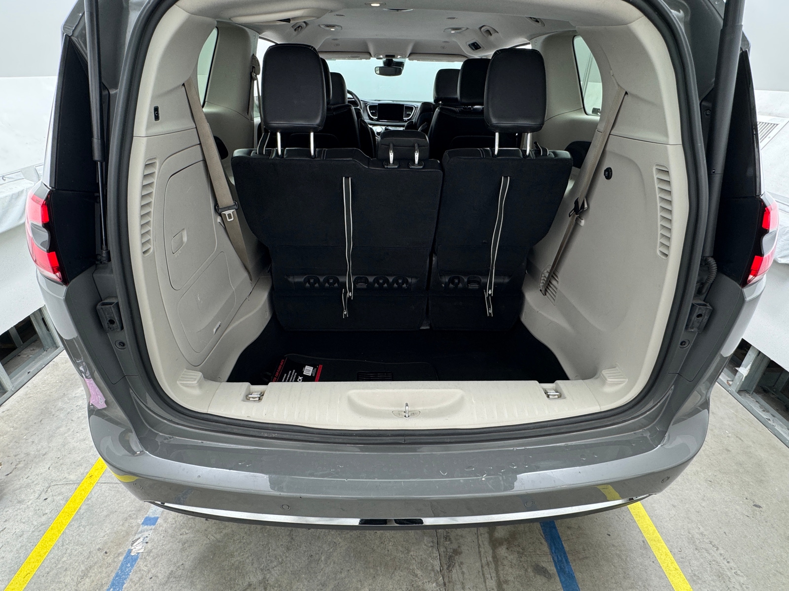 Thumbnail: 2022 Chrysler Pacifica - 6