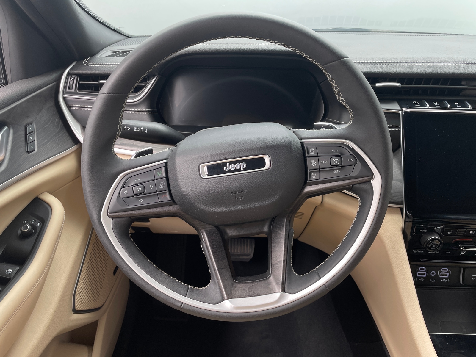 Thumbnail: 2023 Jeep Grand Cherokee L - 4