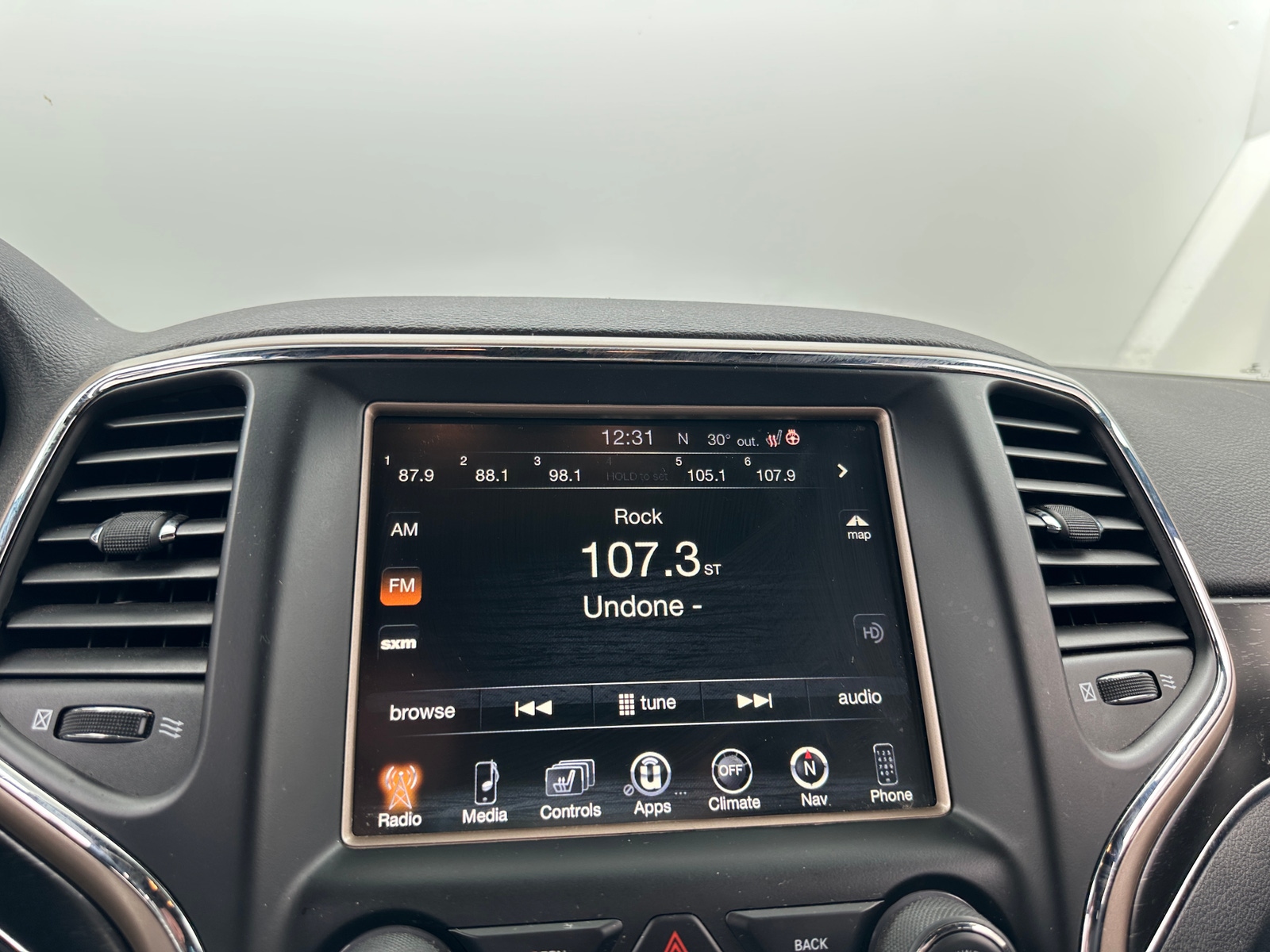 Thumbnail: 2017 Jeep Grand Cherokee - 3