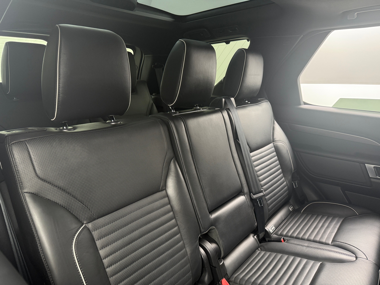 Thumbnail: 2020 Land Rover Discovery - 5