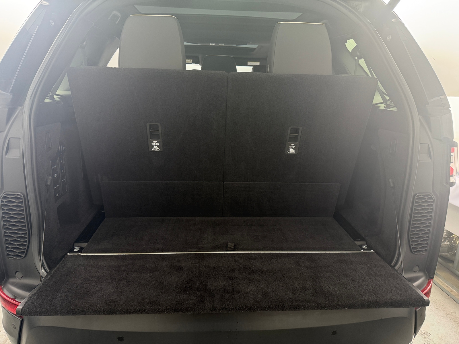 Thumbnail: 2020 Land Rover Discovery - 6