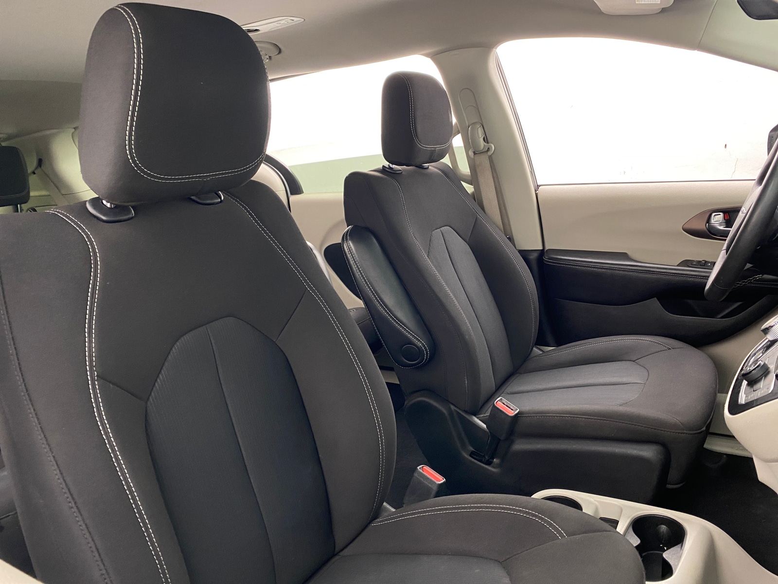 Thumbnail: 2022 Chrysler Voyager - 2