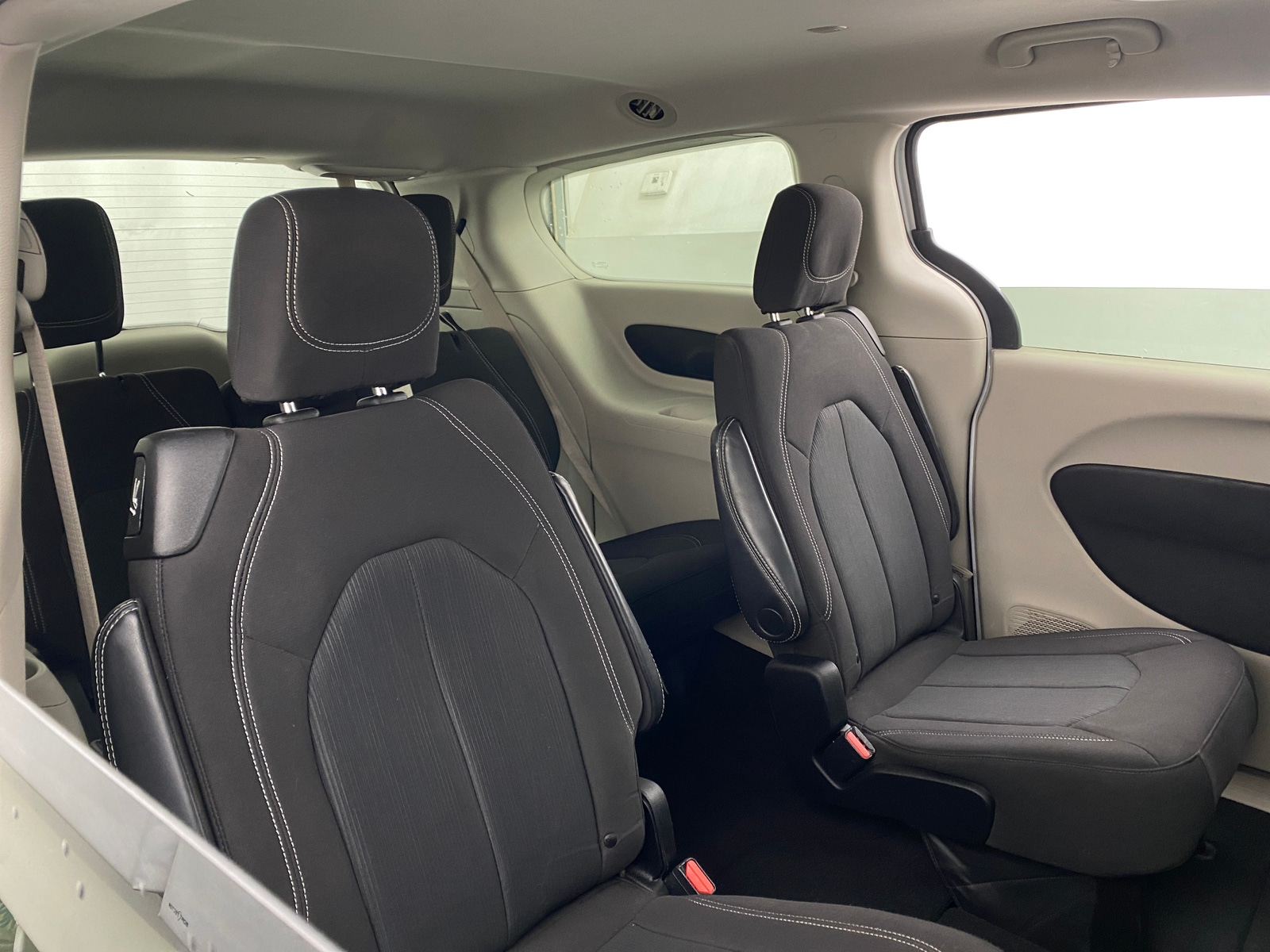 Thumbnail: 2022 Chrysler Voyager - 6