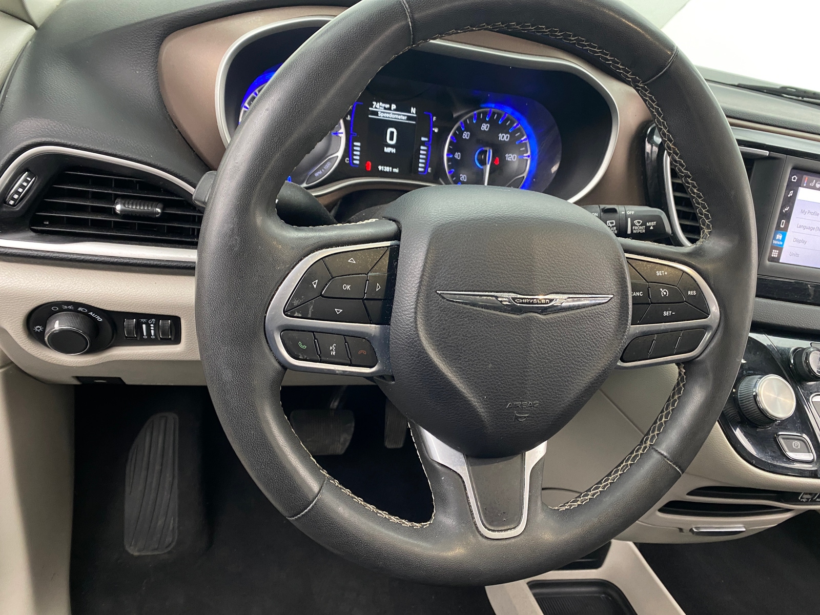 Thumbnail: 2022 Chrysler Voyager - 5