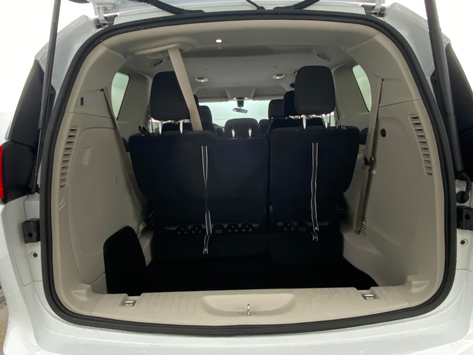 Thumbnail: 2022 Chrysler Voyager - 7