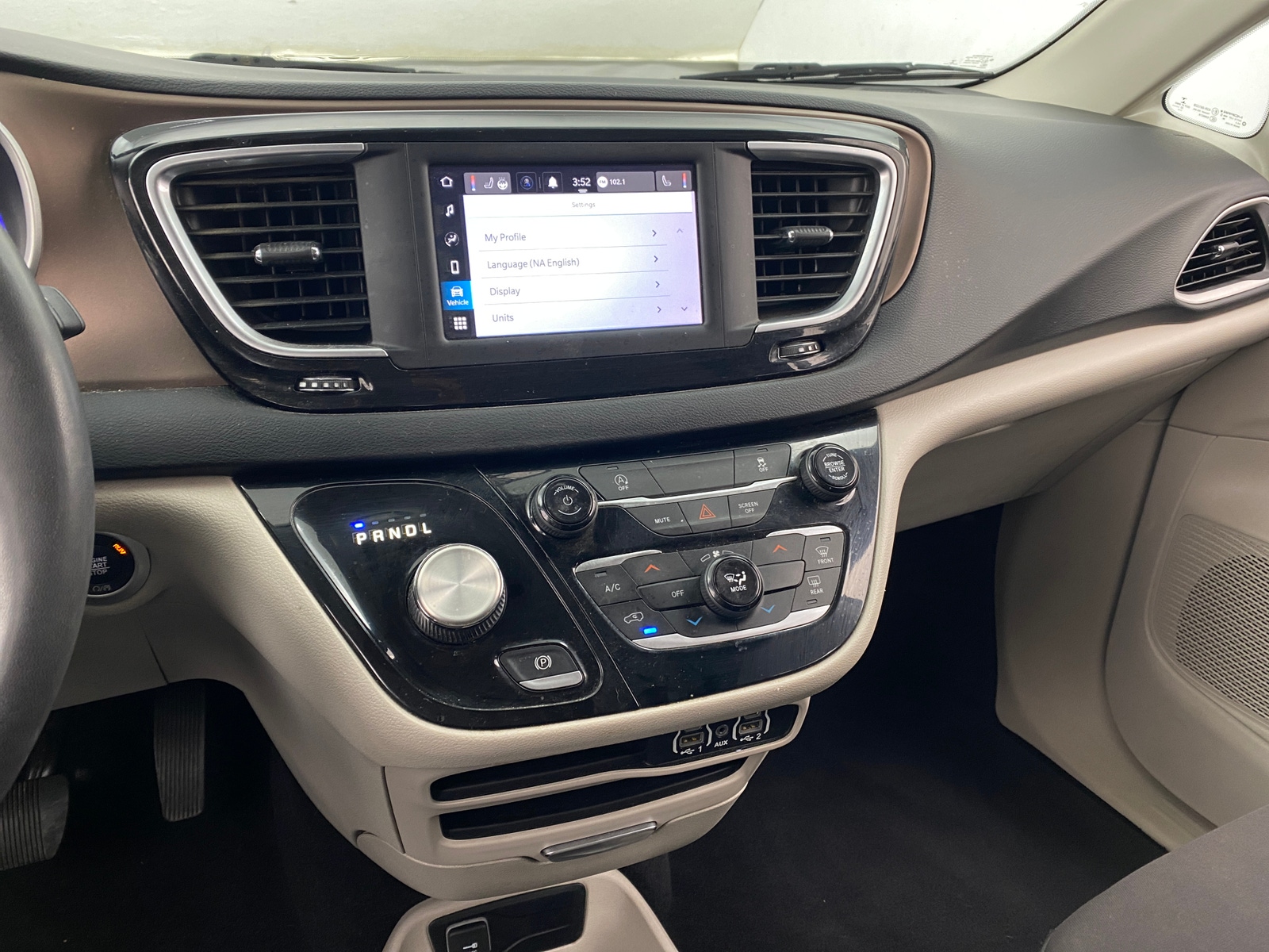 Thumbnail: 2022 Chrysler Voyager - 4