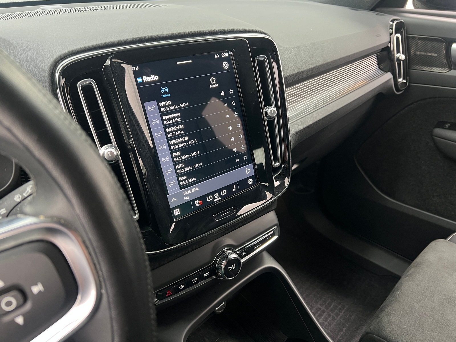 Thumbnail: 2022 Volvo XC40 - 3