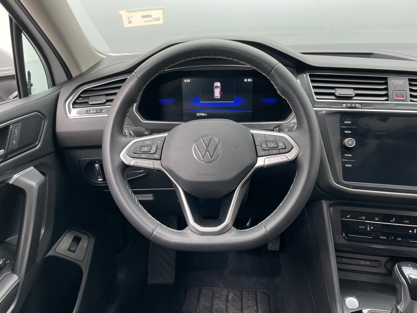 Thumbnail: 2022 Volkswagen Tiguan - 4