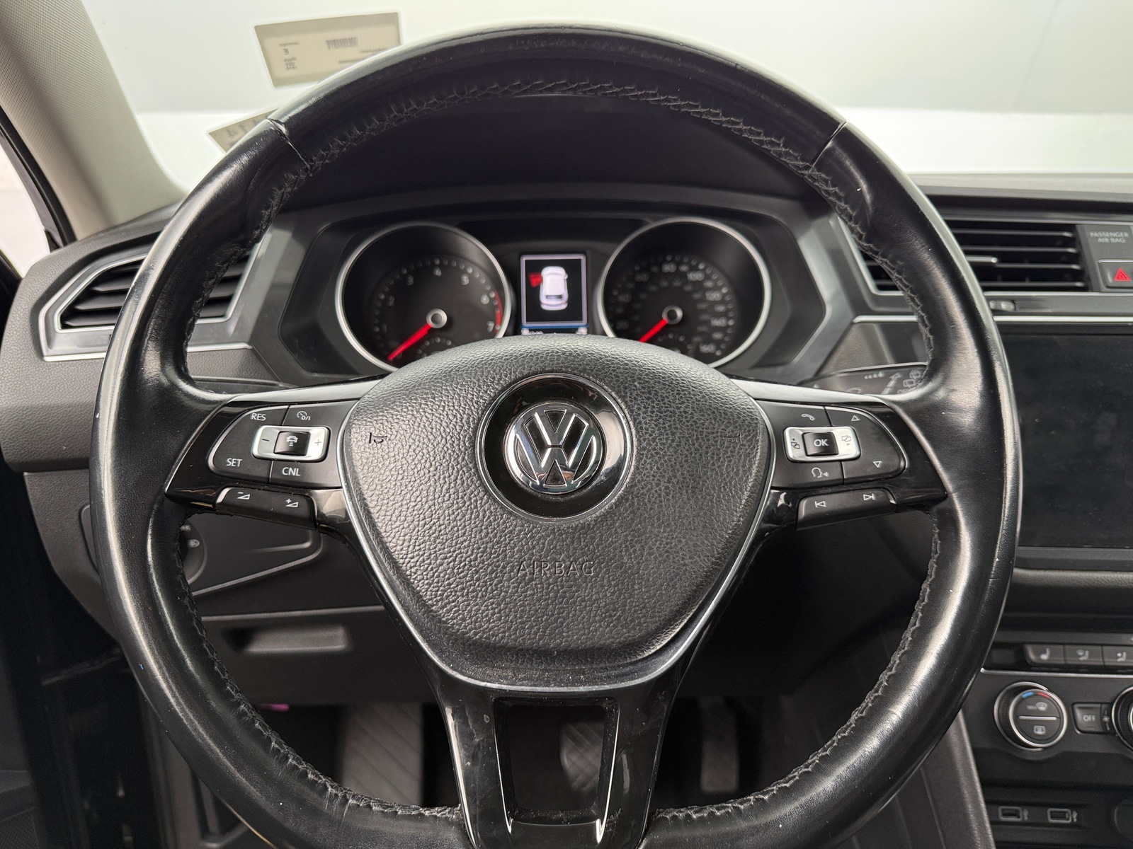 Thumbnail: 2018 Volkswagen Tiguan - 4