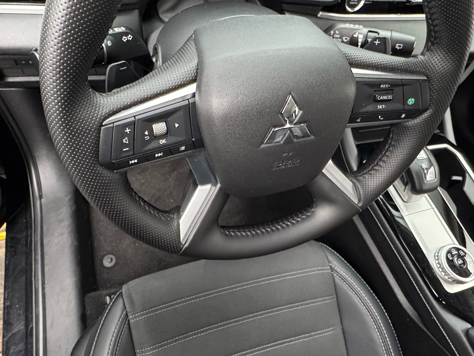 Thumbnail: 2025 Mitsubishi Outlander - 4