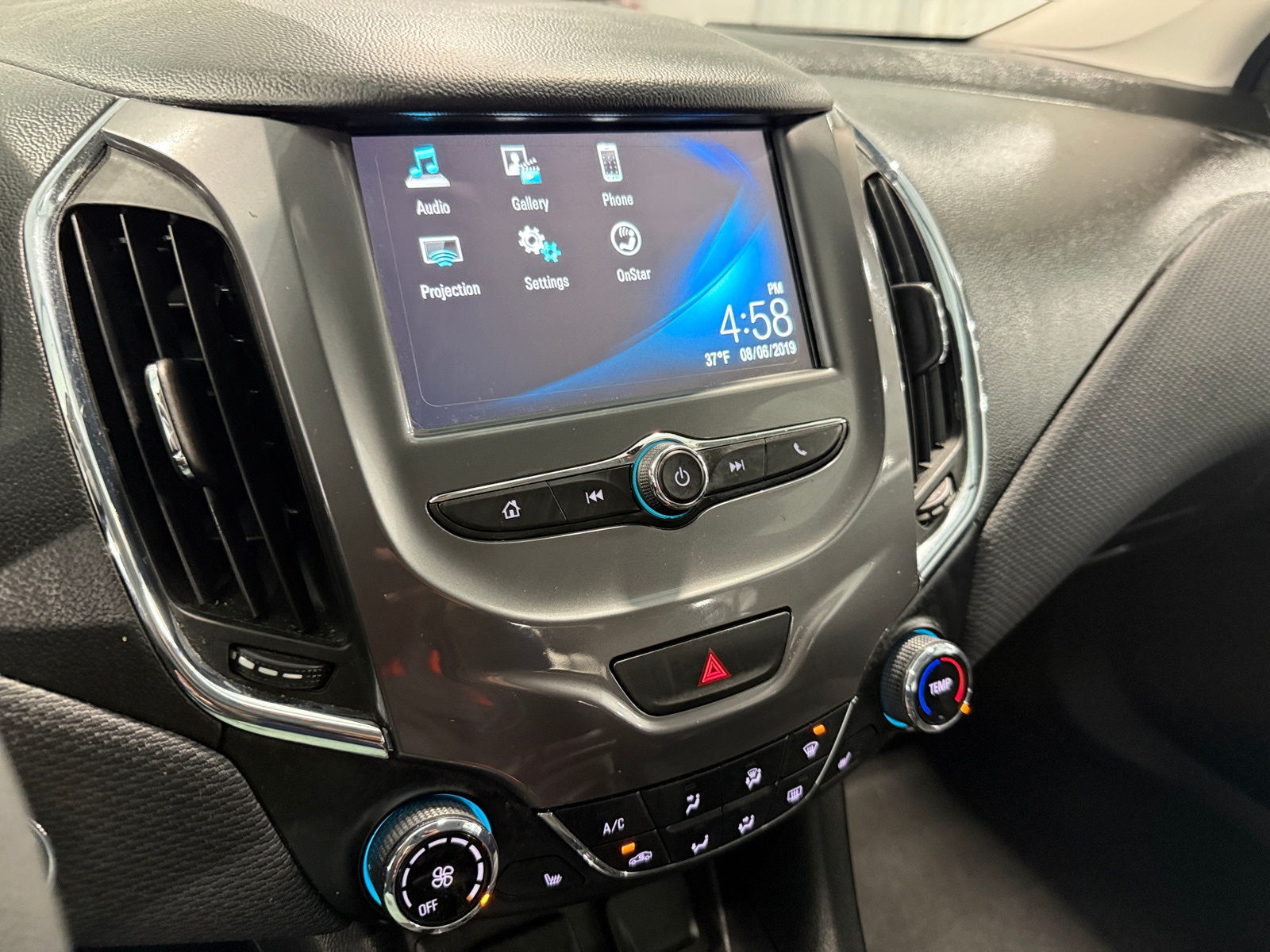 Thumbnail: 2018 Chevrolet Cruze - 4