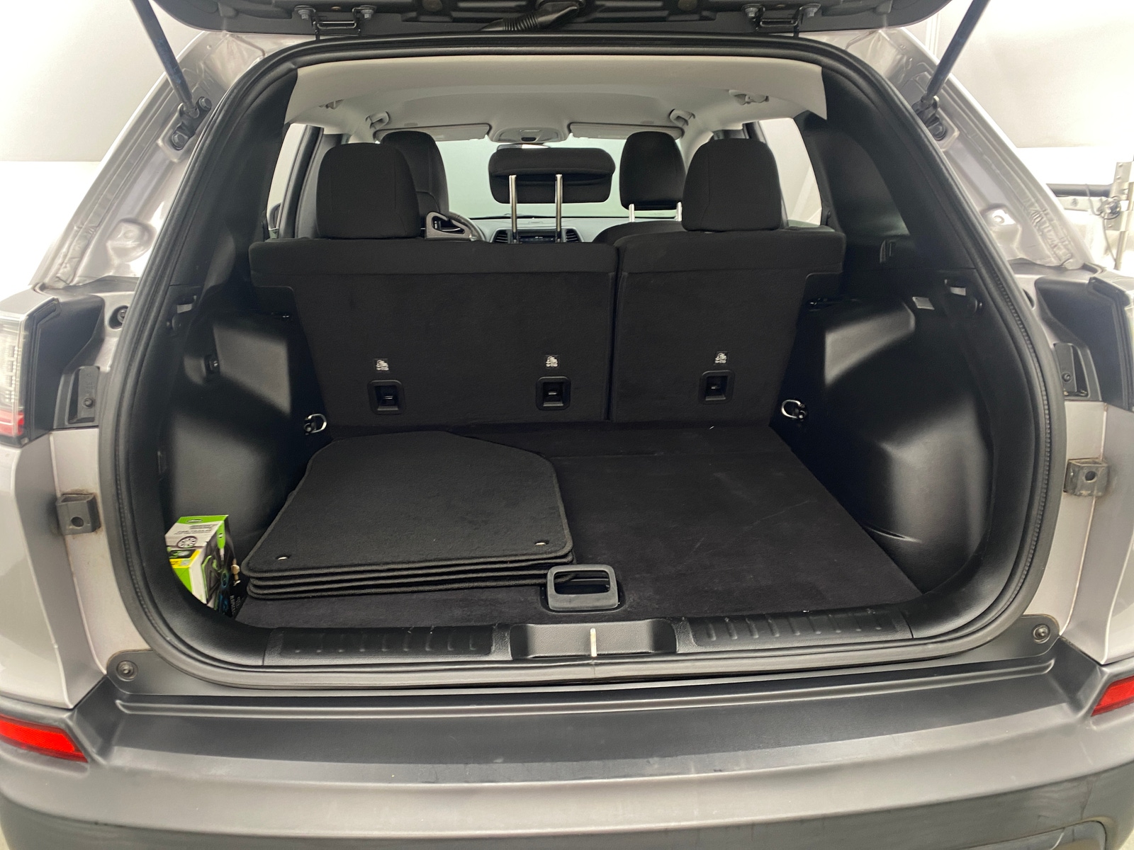 Thumbnail: 2019 Jeep Cherokee - 7