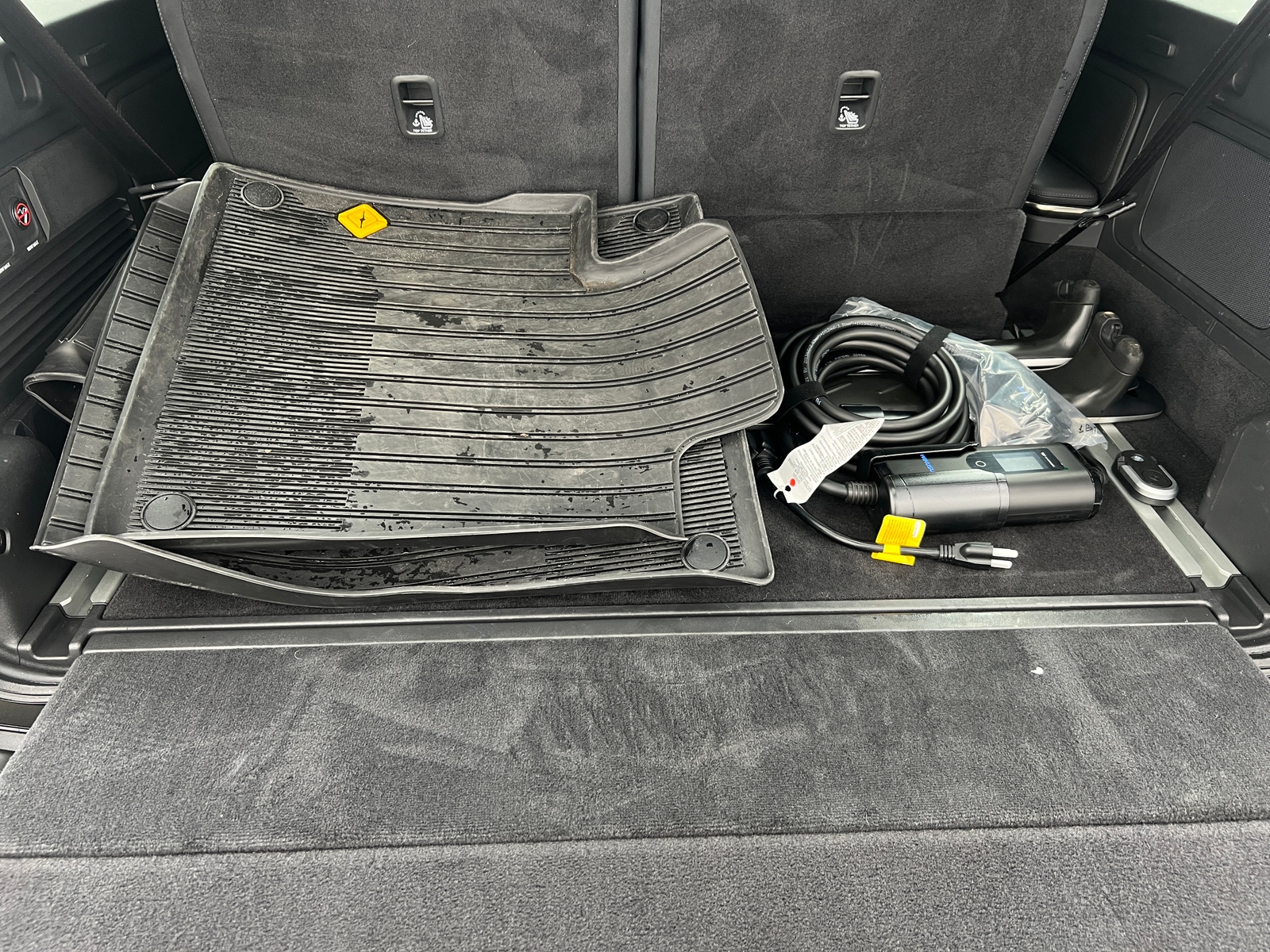 Thumbnail: 2023 Rivian R1S - 6