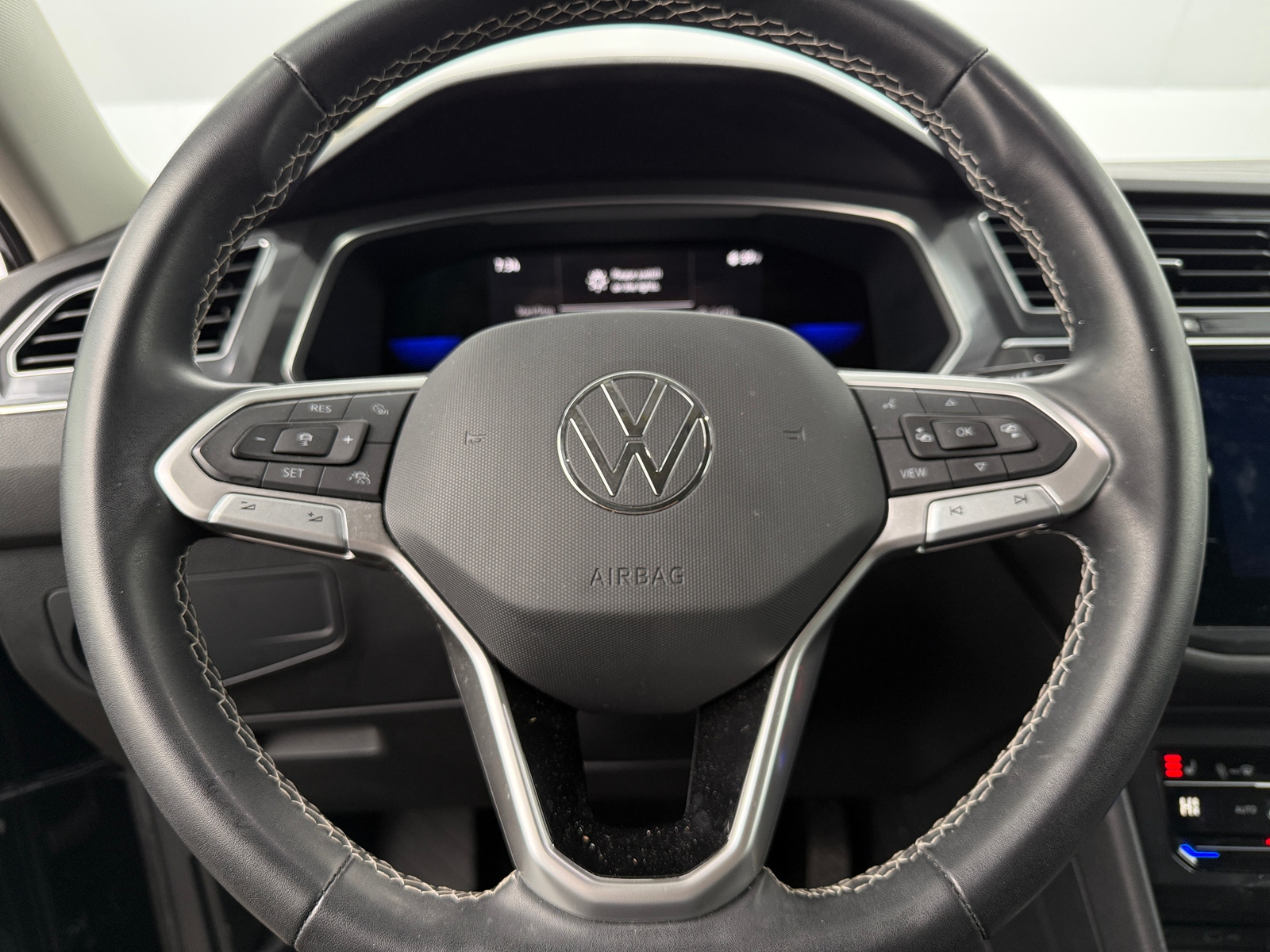 Thumbnail: 2022 Volkswagen Tiguan - 4