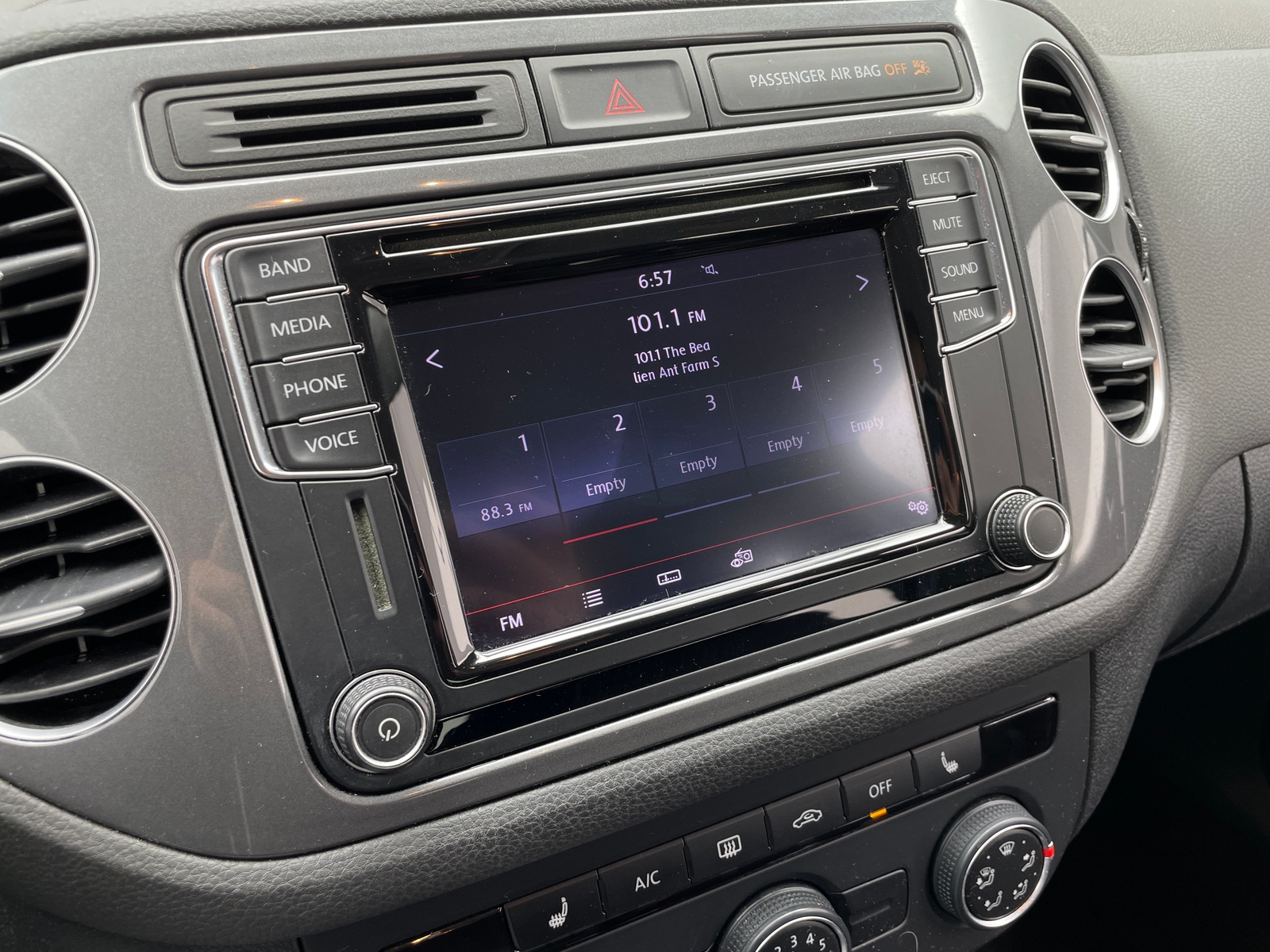 Thumbnail: 2017 Volkswagen Tiguan - 4