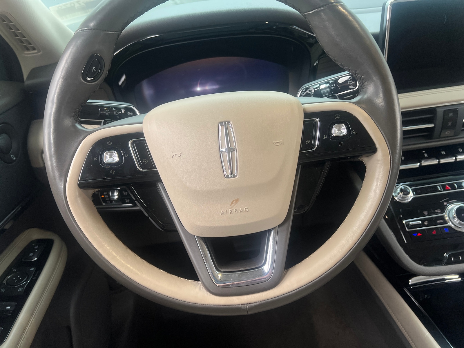 Thumbnail: 2021 Lincoln Corsair - 4