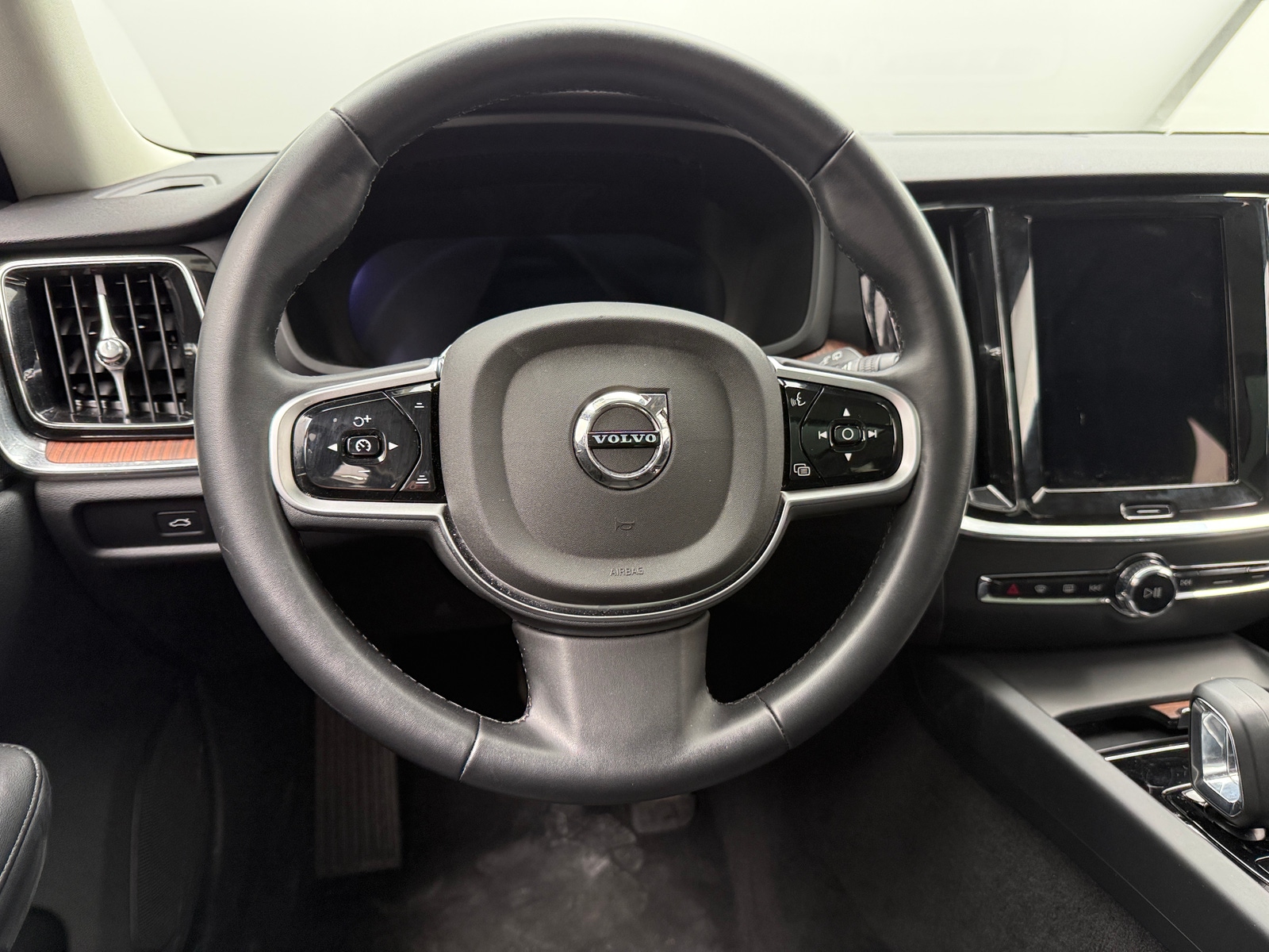 Thumbnail: 2025 Volvo V60 - 4