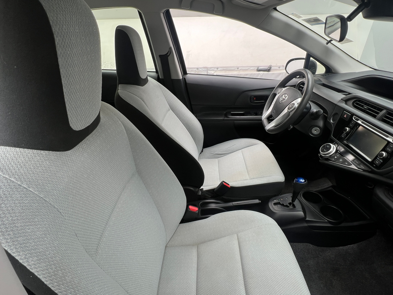 Thumbnail: 2017 Toyota Prius c - 2