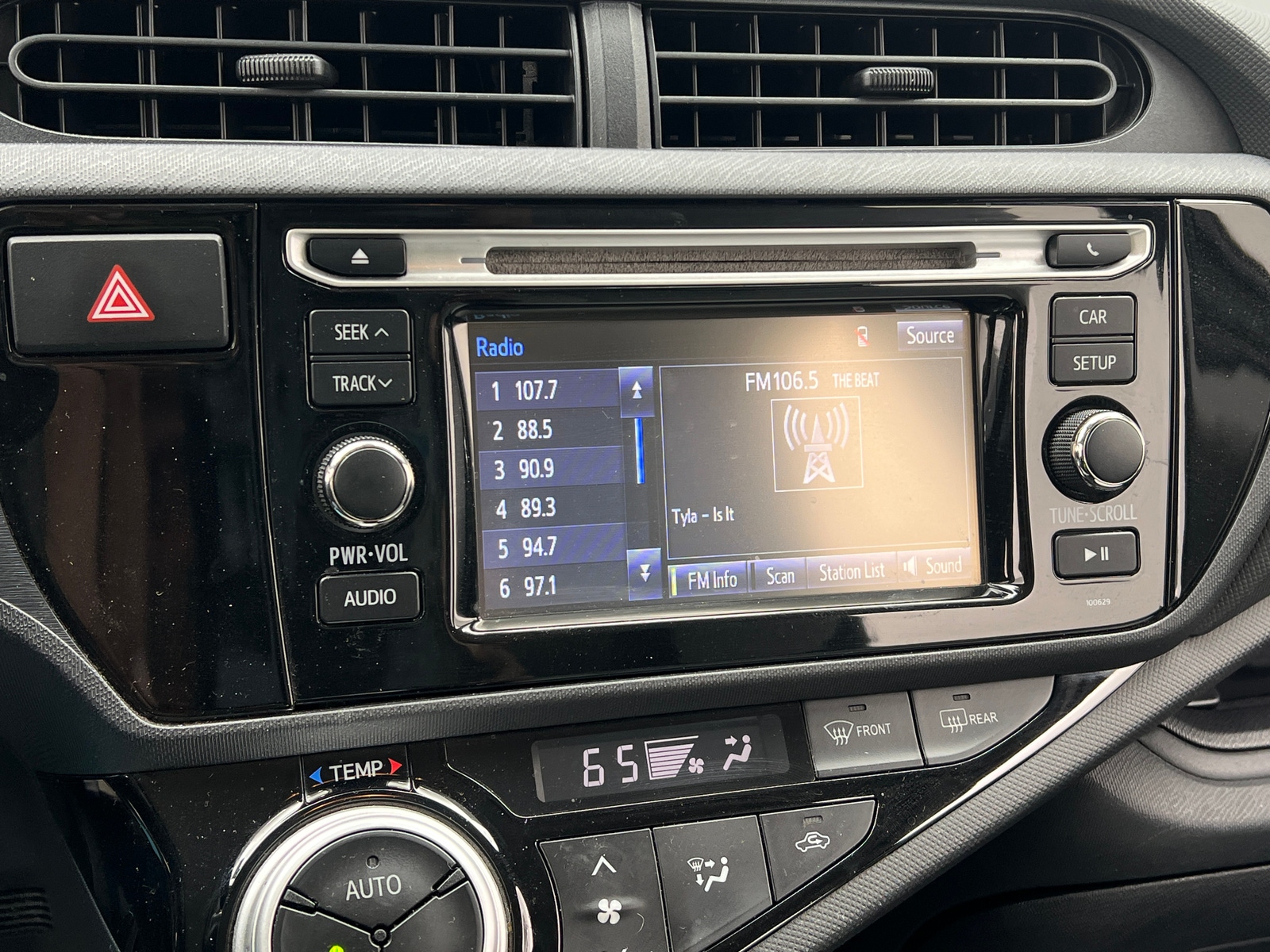 Thumbnail: 2017 Toyota Prius c - 4