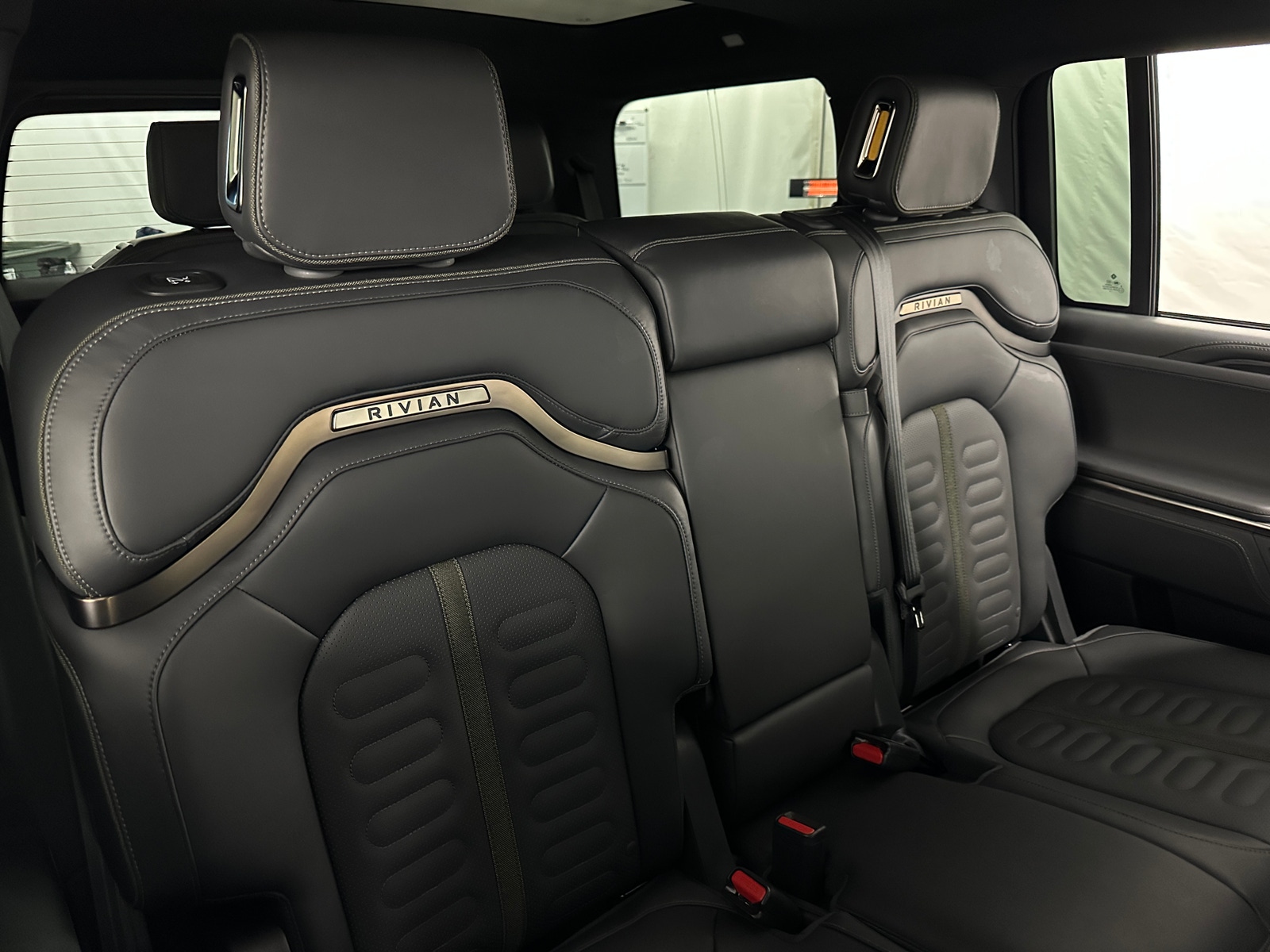 Thumbnail: 2025 Rivian R1S - 5