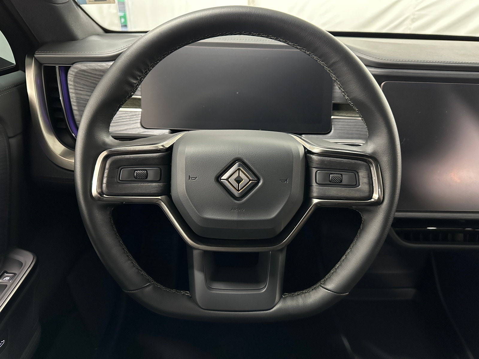 Thumbnail: 2025 Rivian R1S - 4