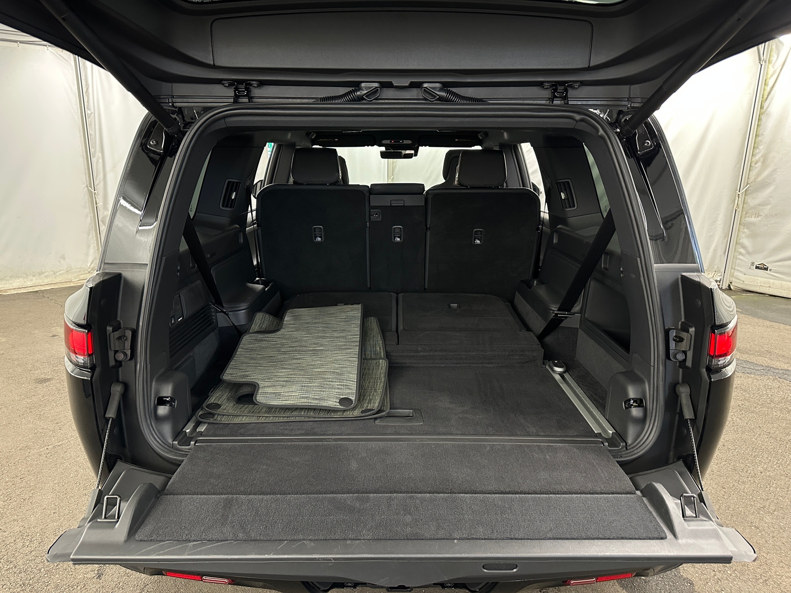 Thumbnail: 2025 Rivian R1S - 6