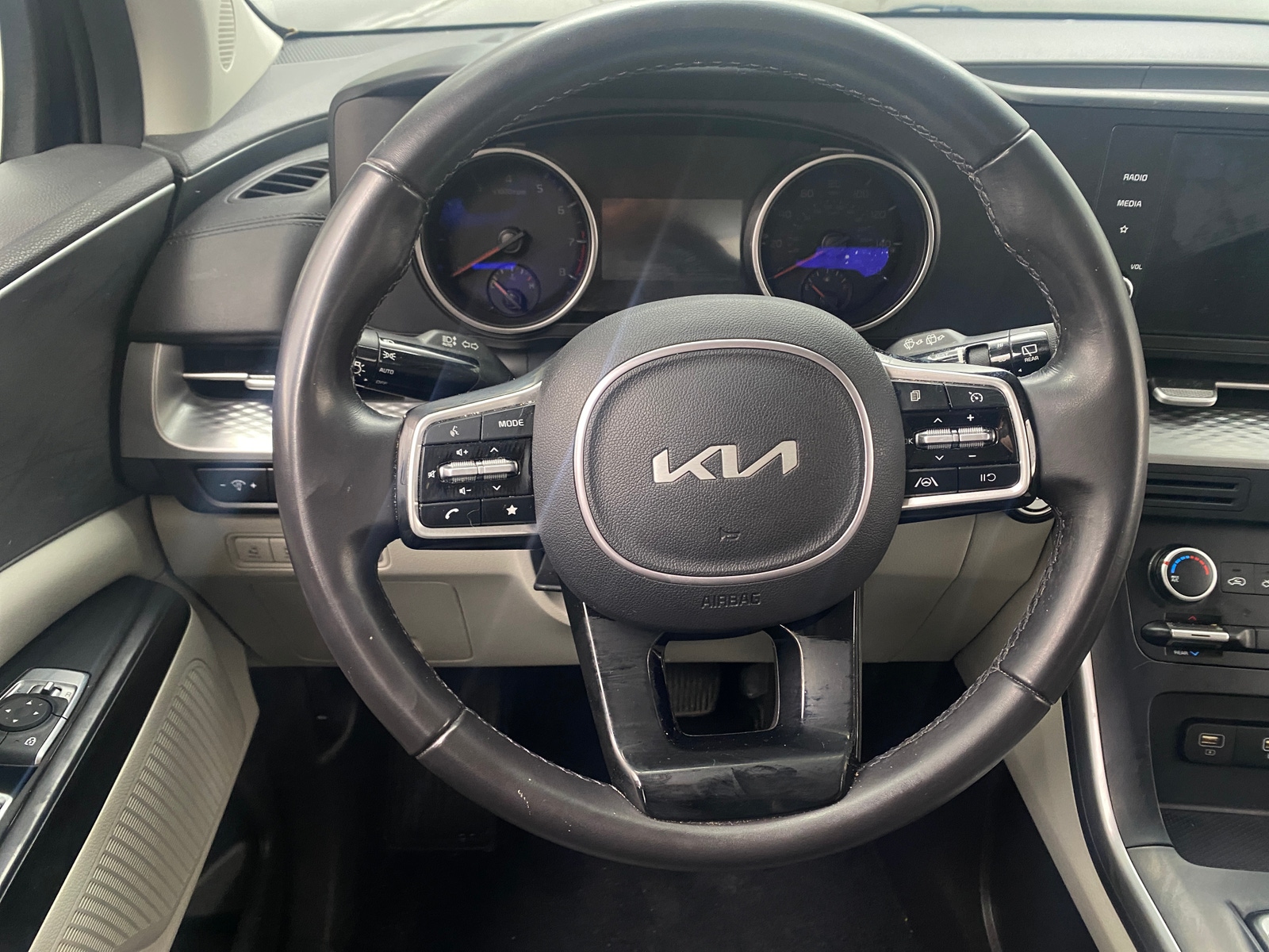 Thumbnail: 2023 Kia Carnival - 4