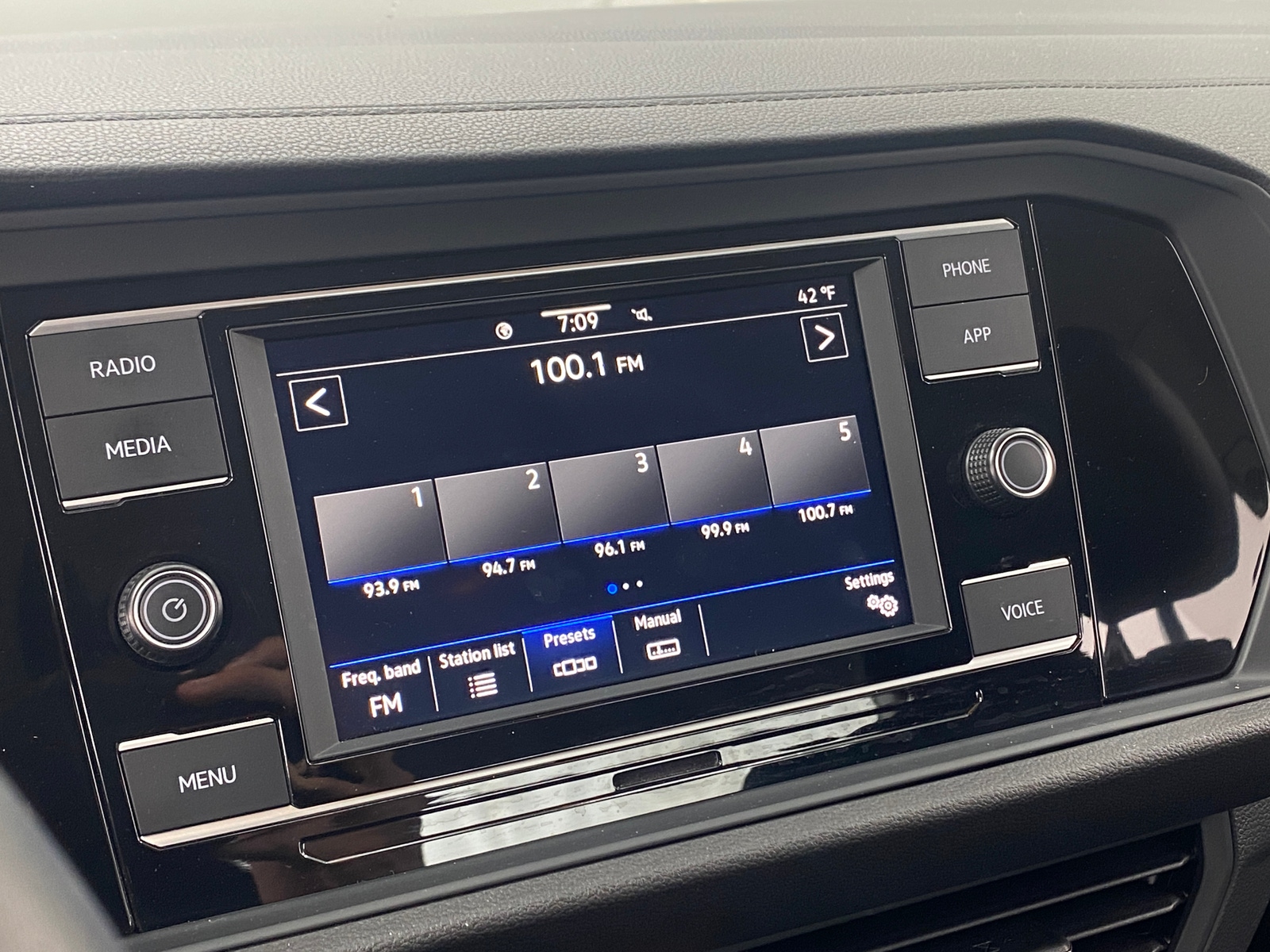 Thumbnail: 2023 Volkswagen Jetta - 3