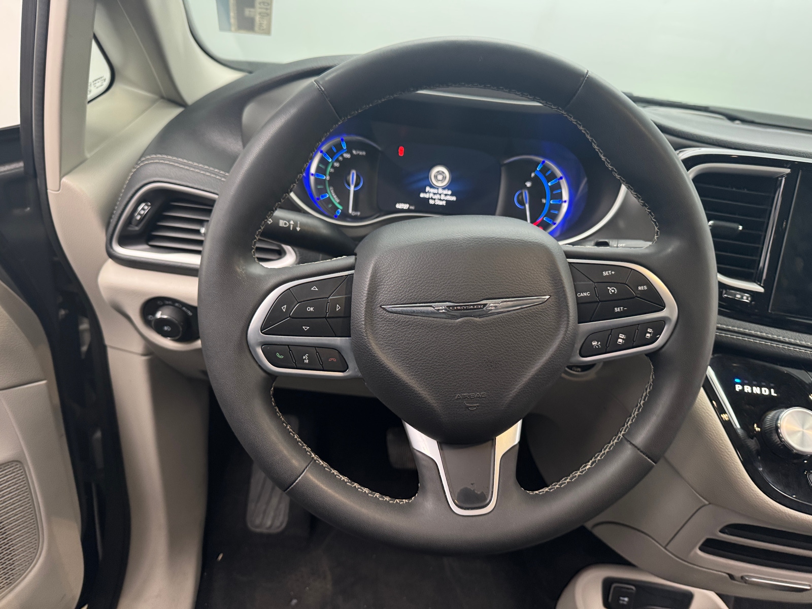 Thumbnail: 2023 Chrysler Pacifica - 4