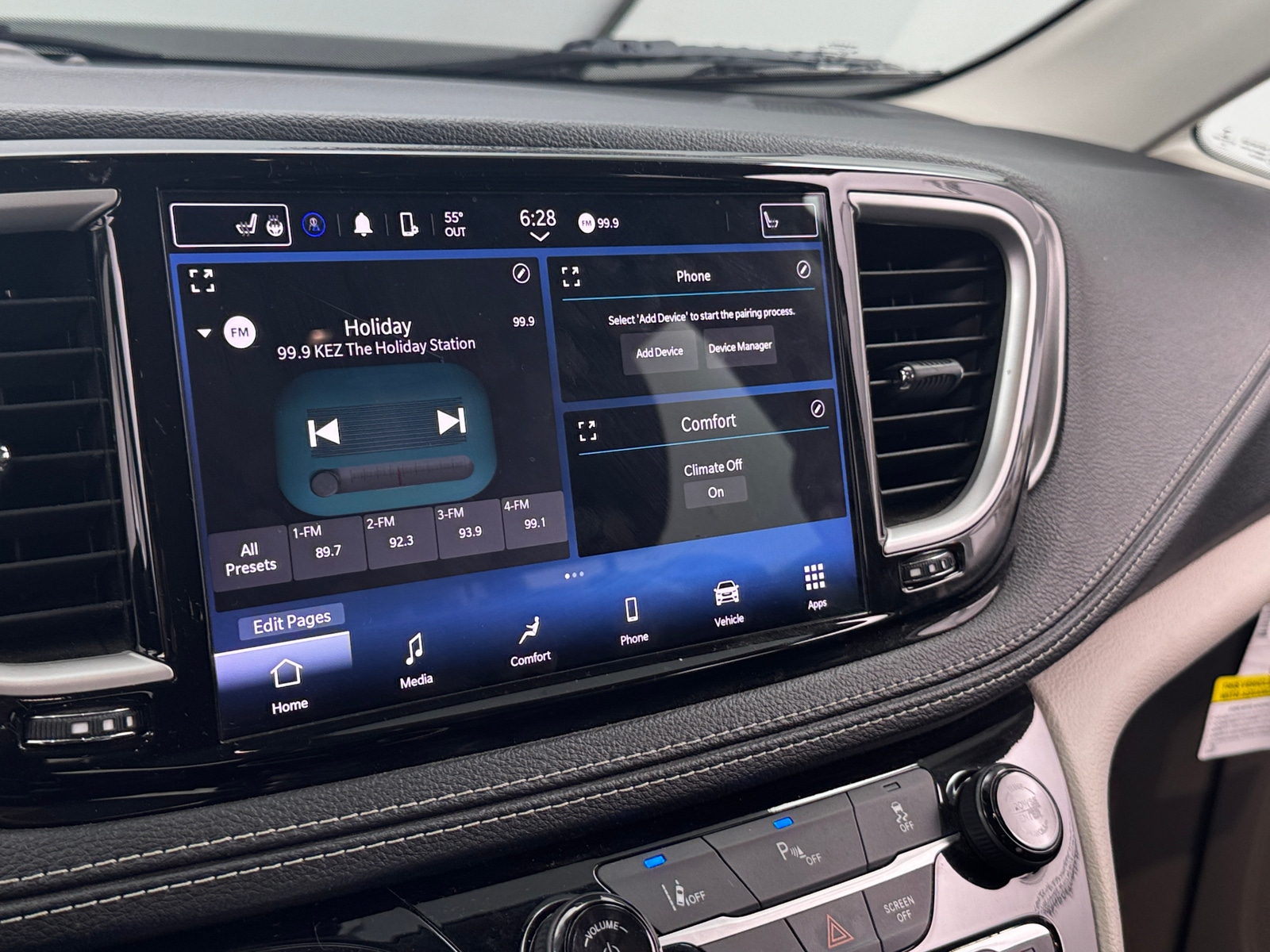 Thumbnail: 2023 Chrysler Pacifica - 3