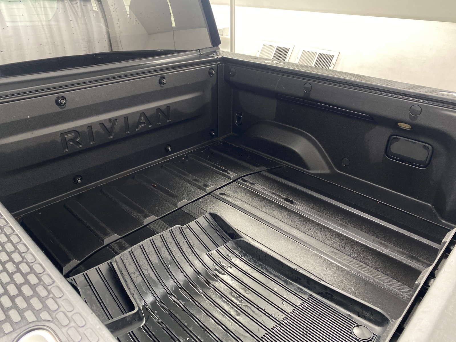 Thumbnail: 2022 Rivian R1T - 6