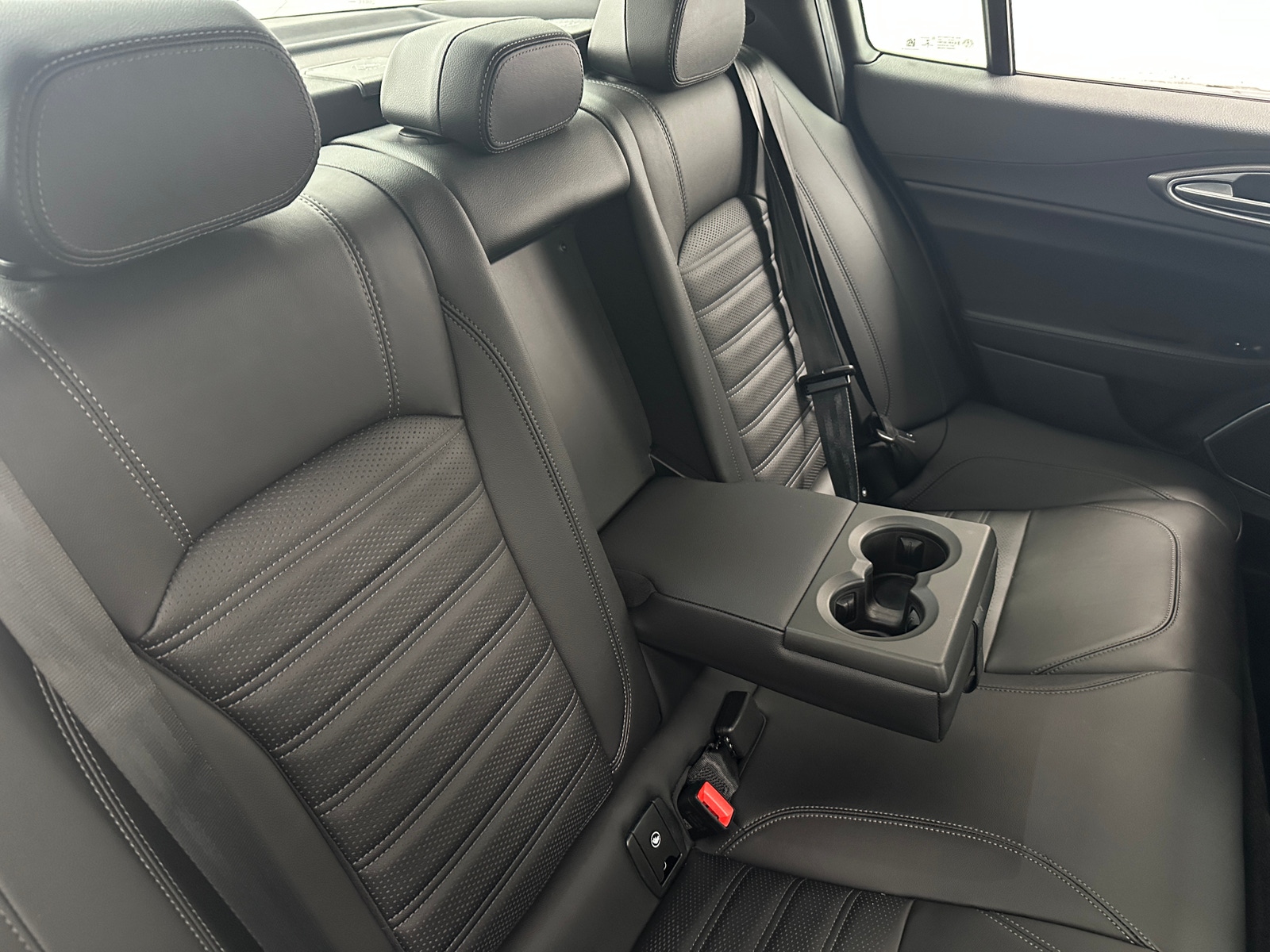 Thumbnail: 2022 Alfa Romeo Giulia - 5