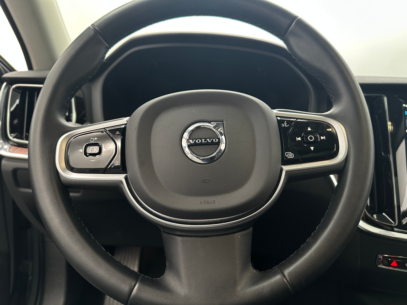 Thumbnail: 2025 Volvo V60 - 4