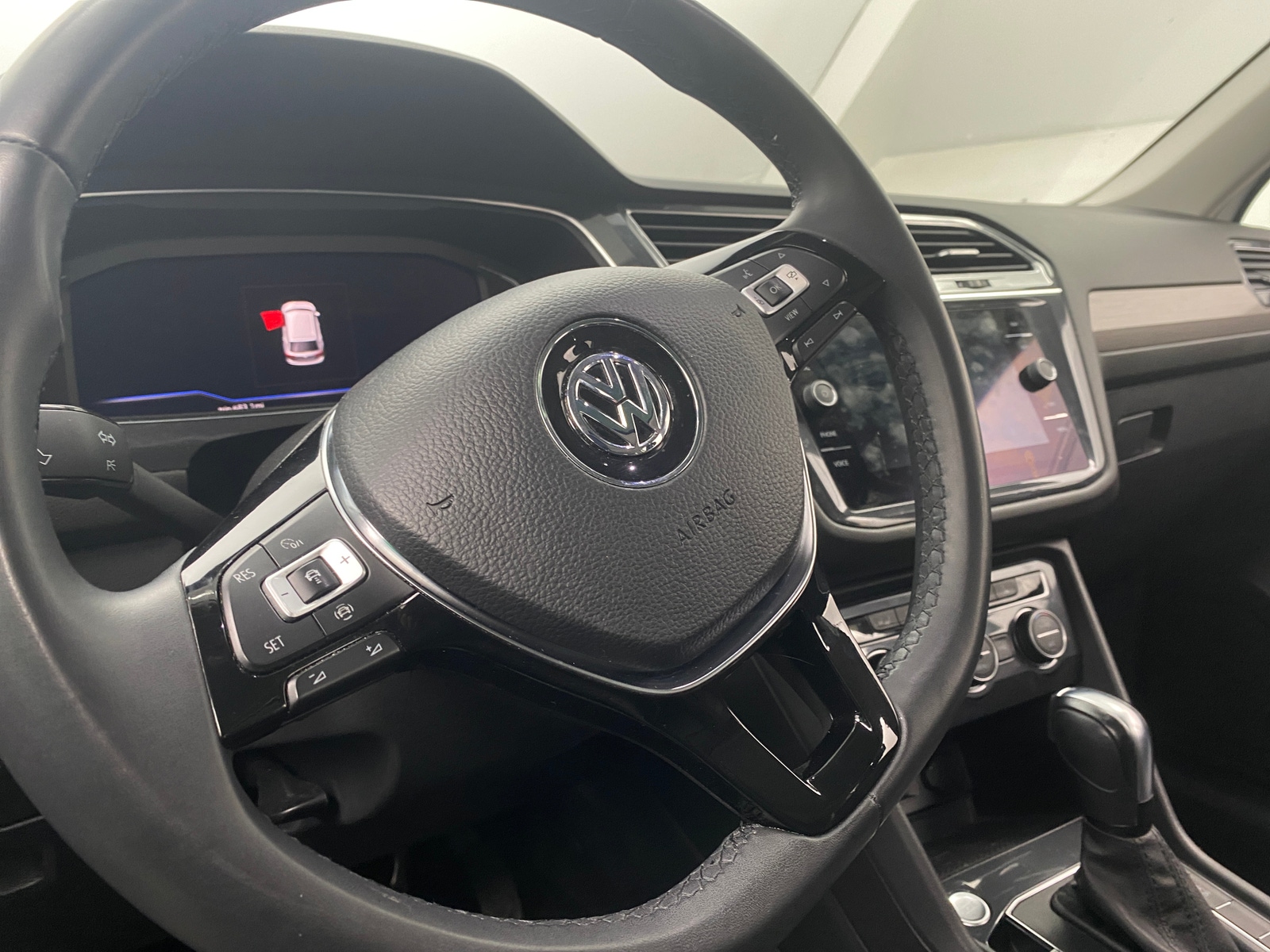 Thumbnail: 2020 Volkswagen Tiguan - 4