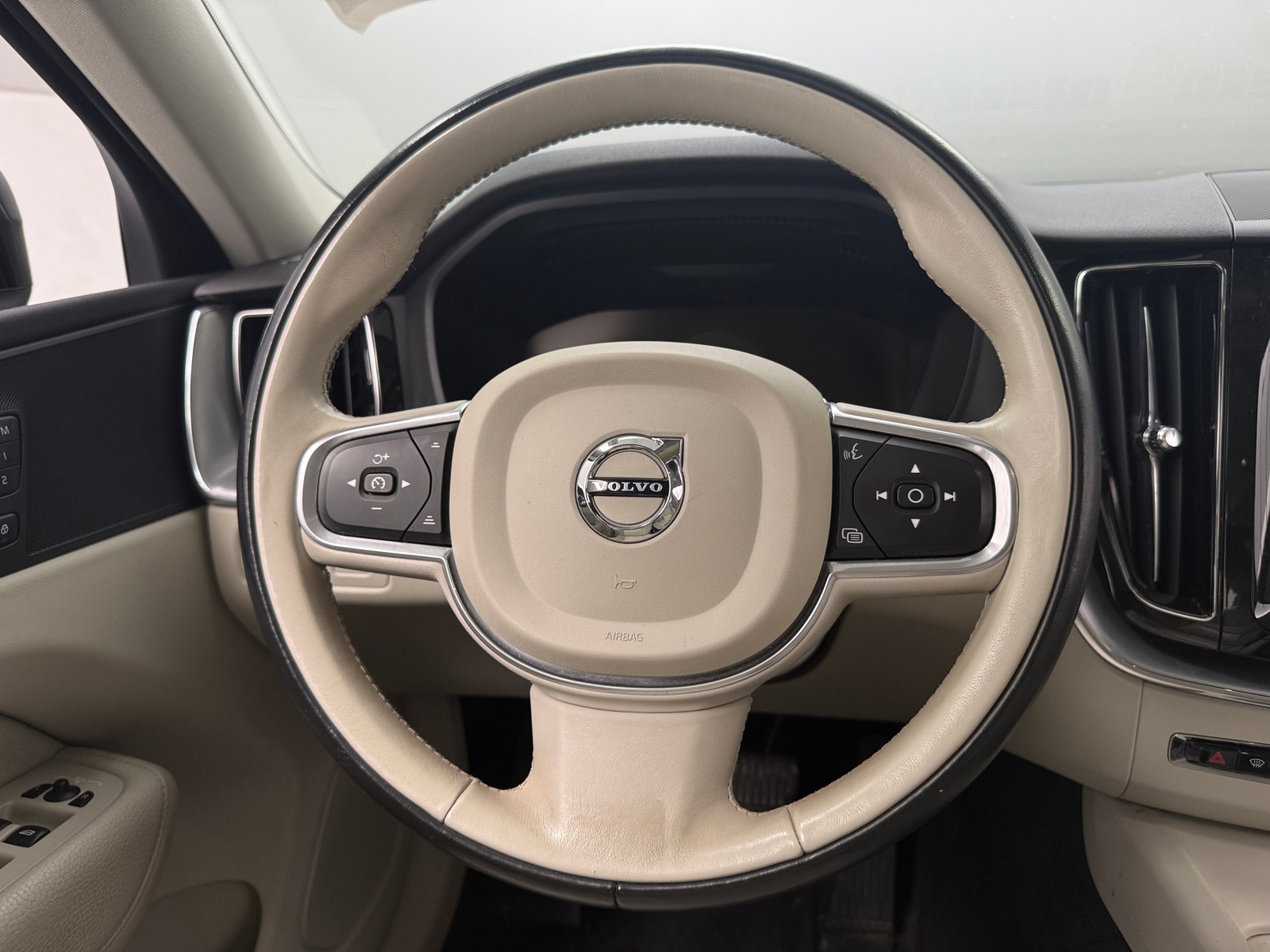 Thumbnail: 2018 Volvo XC60 - 4