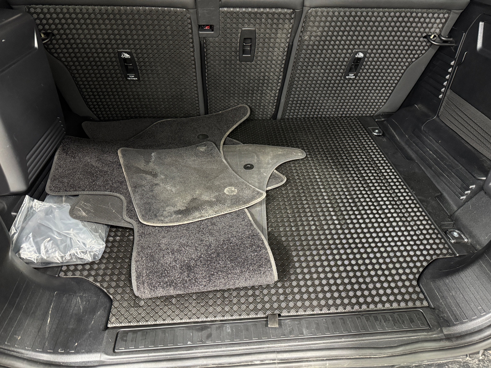 Thumbnail: 2023 Land Rover Defender - 6