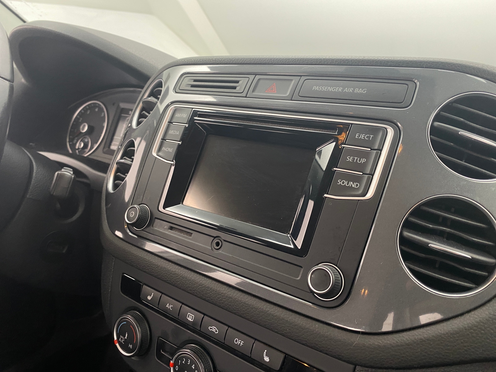 Thumbnail: 2016 Volkswagen Tiguan - 4