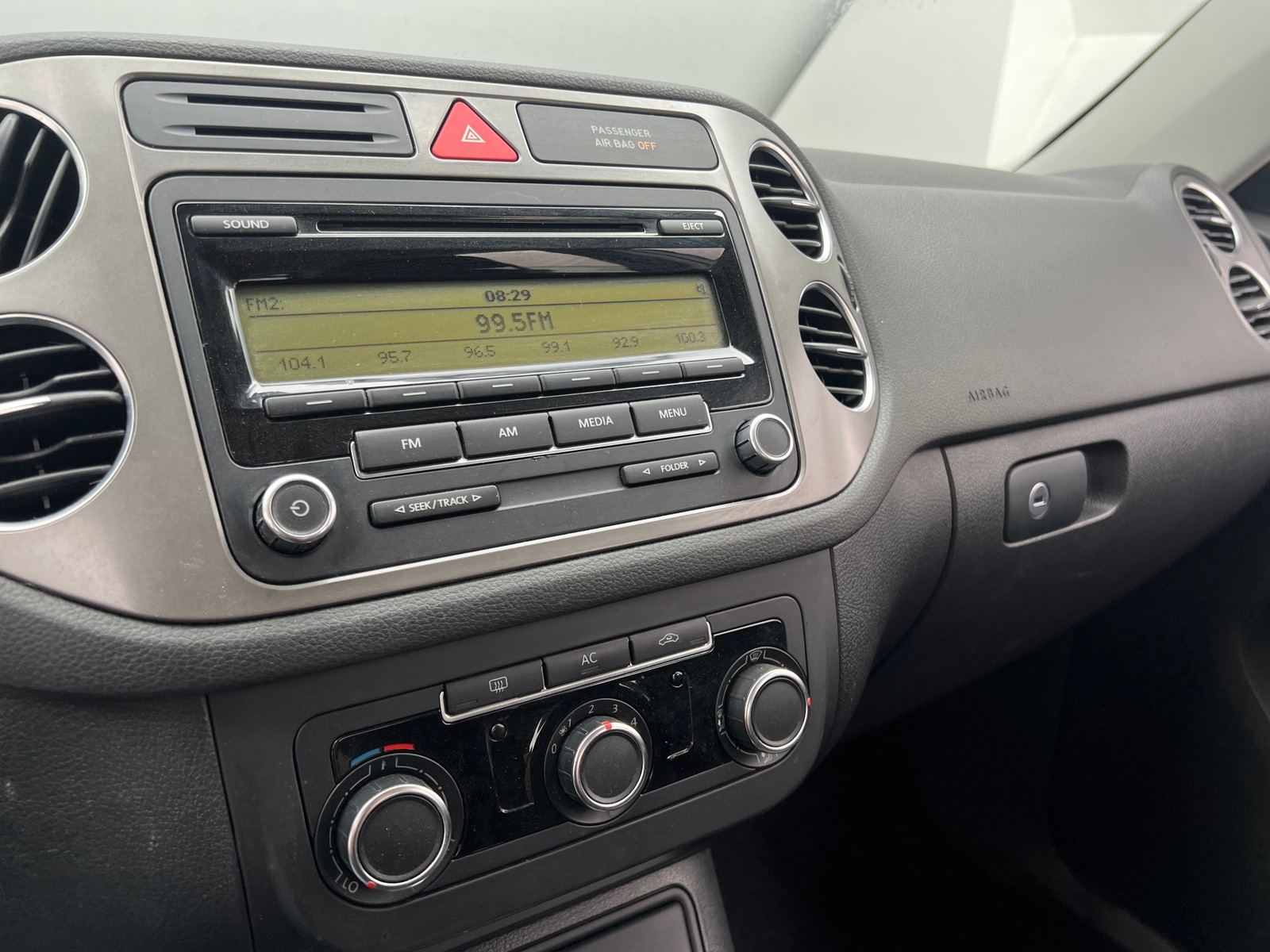 Thumbnail: 2011 Volkswagen Tiguan - 4