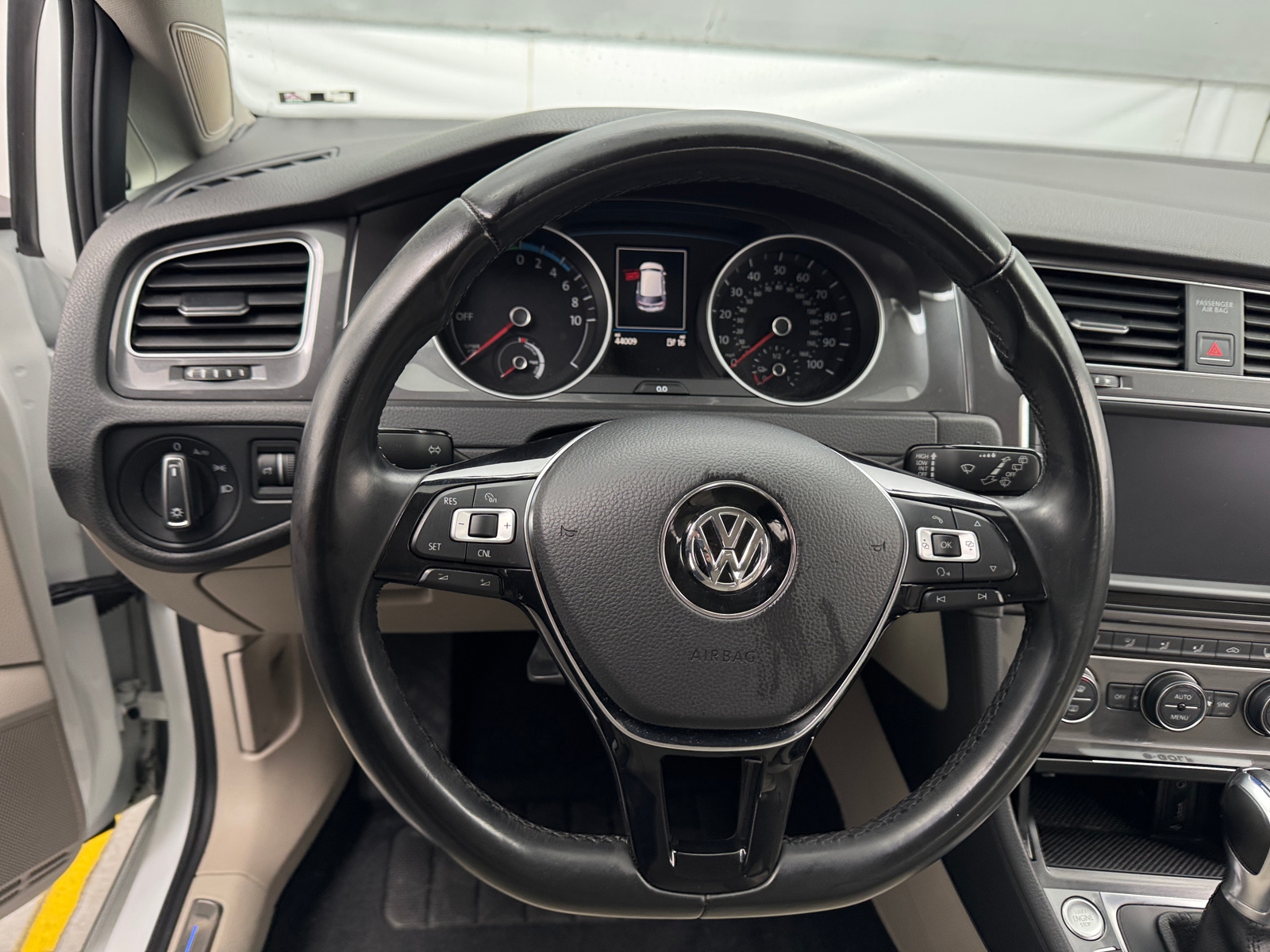 Thumbnail: 2016 Volkswagen e-Golf - 4