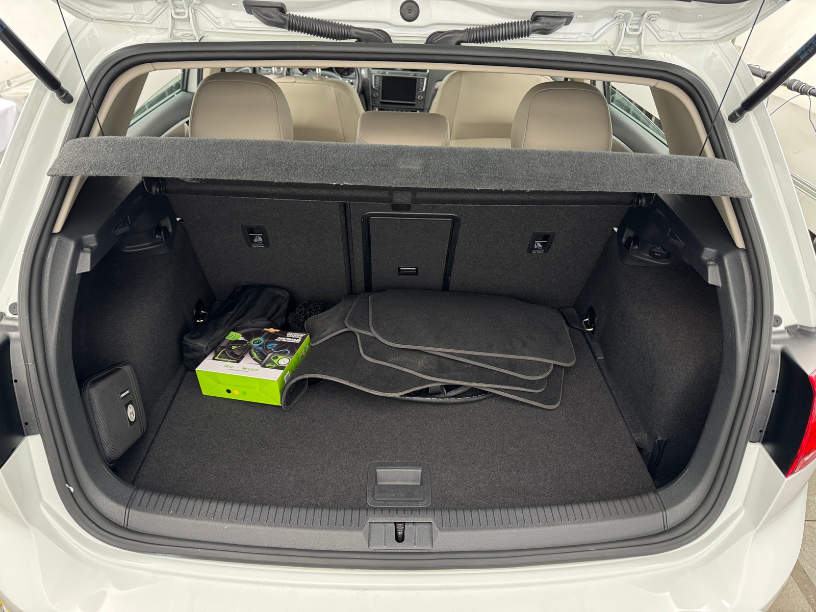 Thumbnail: 2016 Volkswagen e-Golf - 6