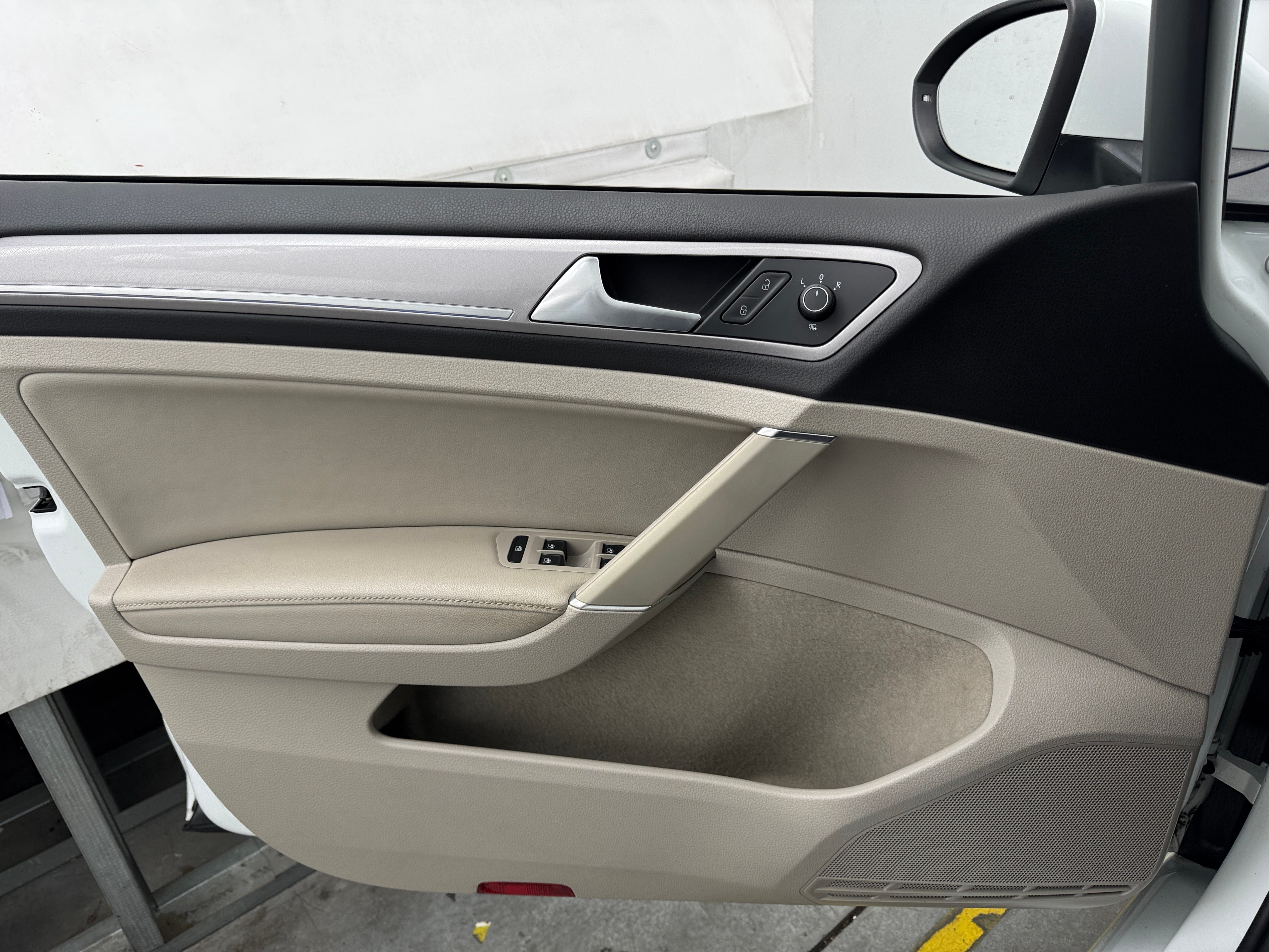 Used 2016 Volkswagen e-Golf e-Golf SEL Premium with VIN WVWPP7AU1GW916715 for sale in Auburn, WA