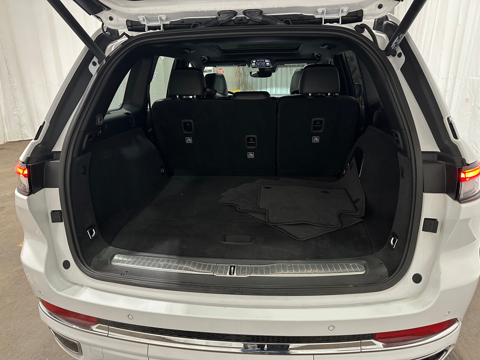 Thumbnail: 2023 Jeep Grand Cherokee - 6