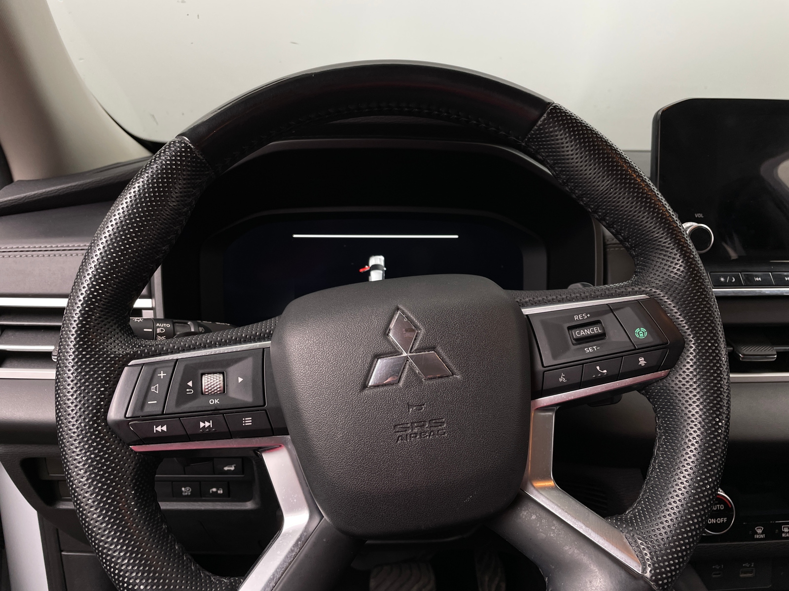 Thumbnail: 2023 Mitsubishi Outlander - 4