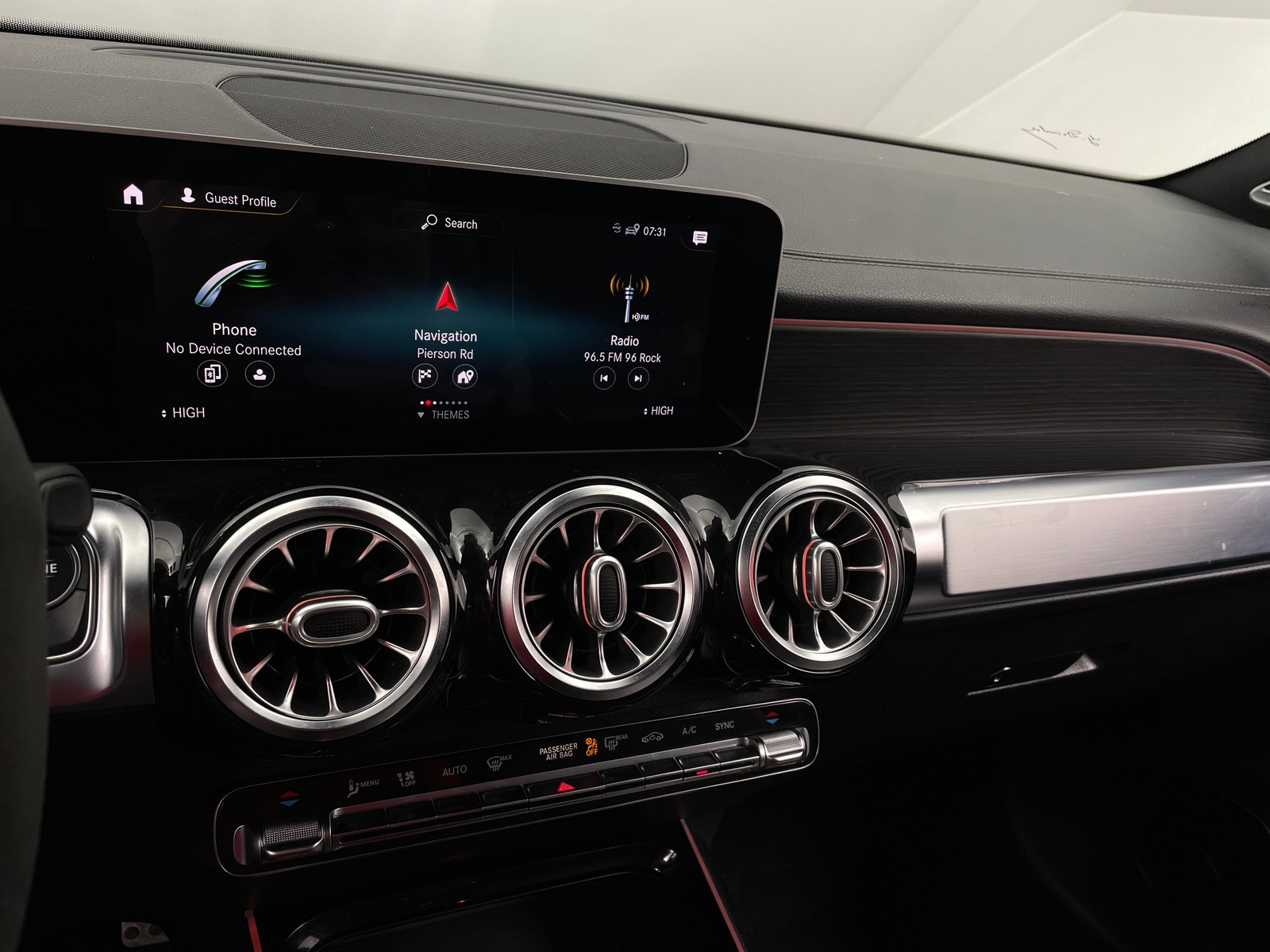 Thumbnail: 2021 Mercedes-Benz GLB - 3