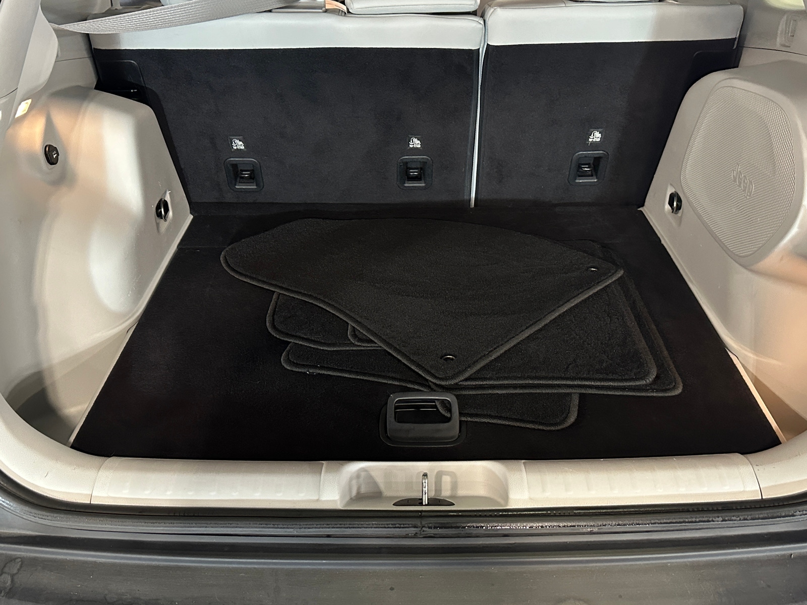 Thumbnail: 2020 Jeep Cherokee - 6