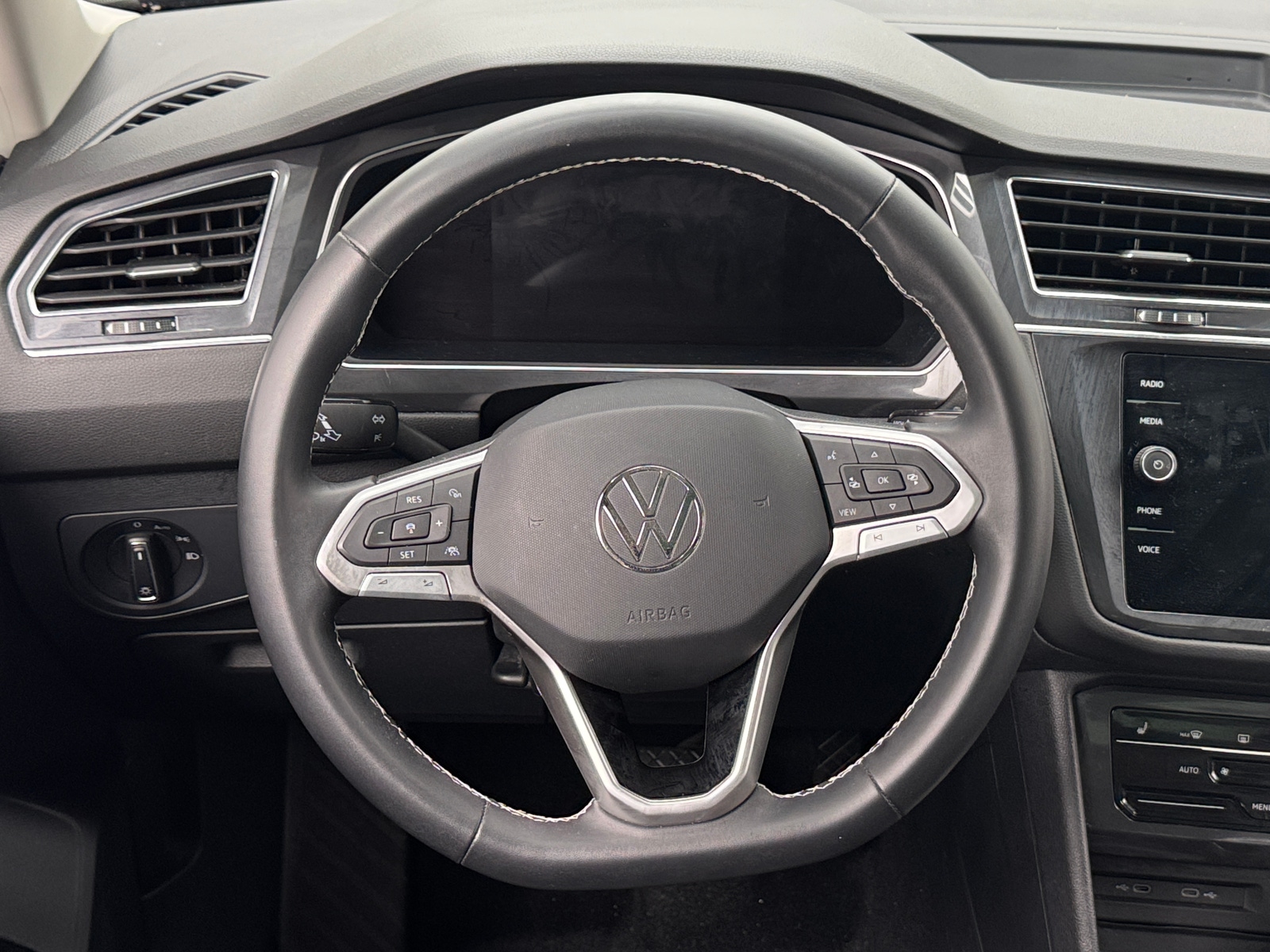 Thumbnail: 2023 Volkswagen Tiguan - 4